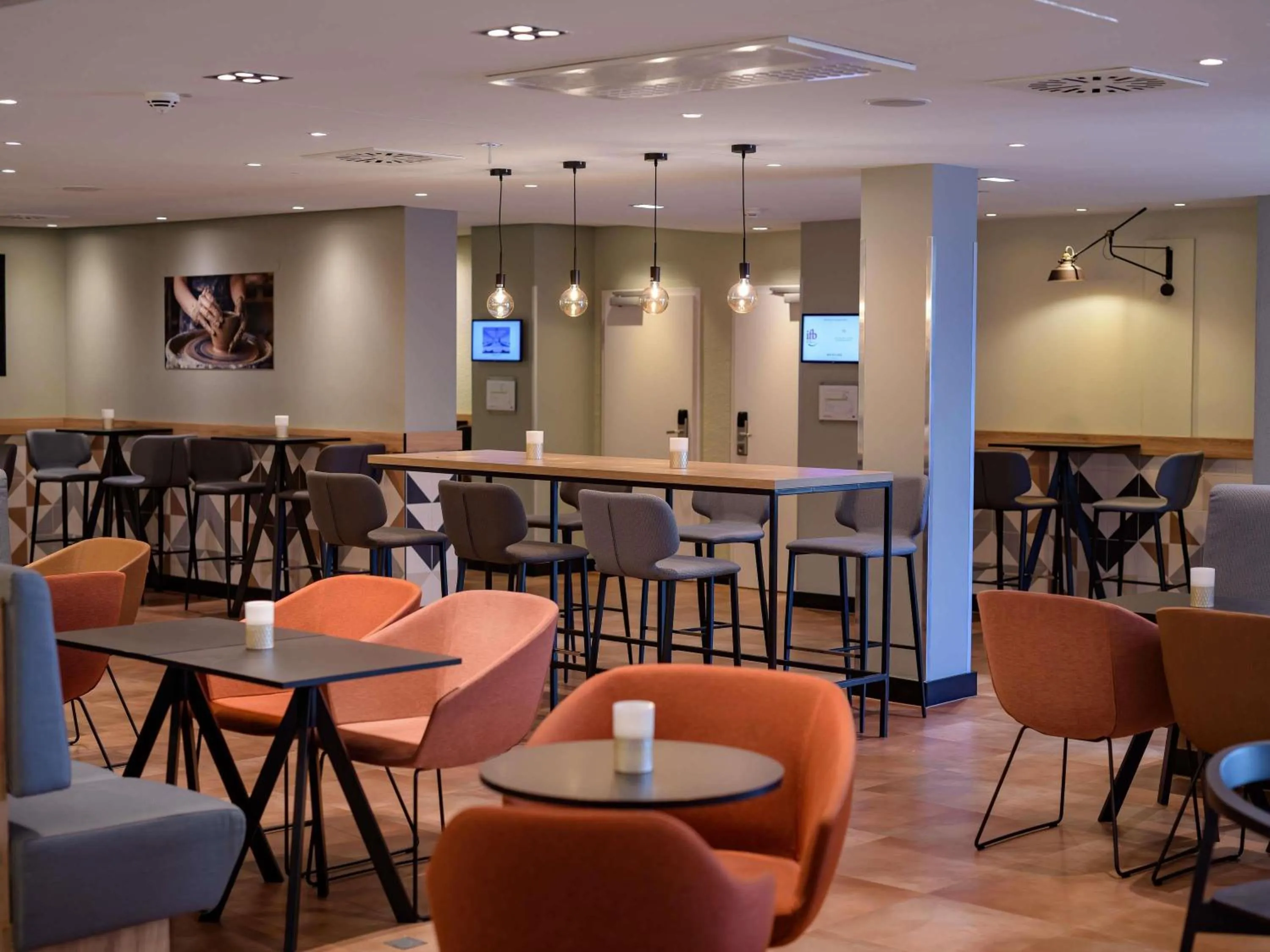 Lounge or bar in Mercure Hotel Köln West