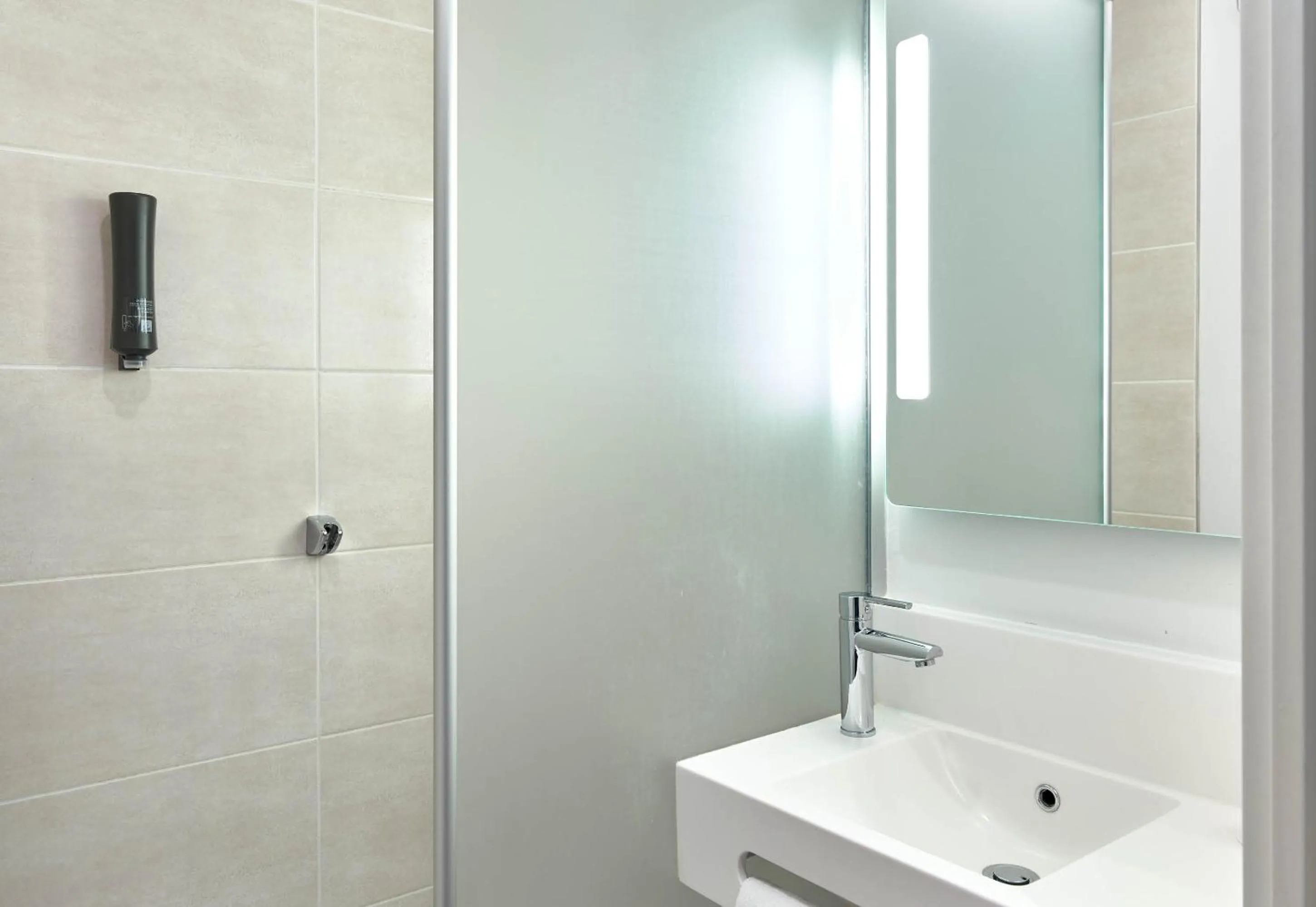 Bathroom in B&B HOTEL Paris Meudon Vélizy