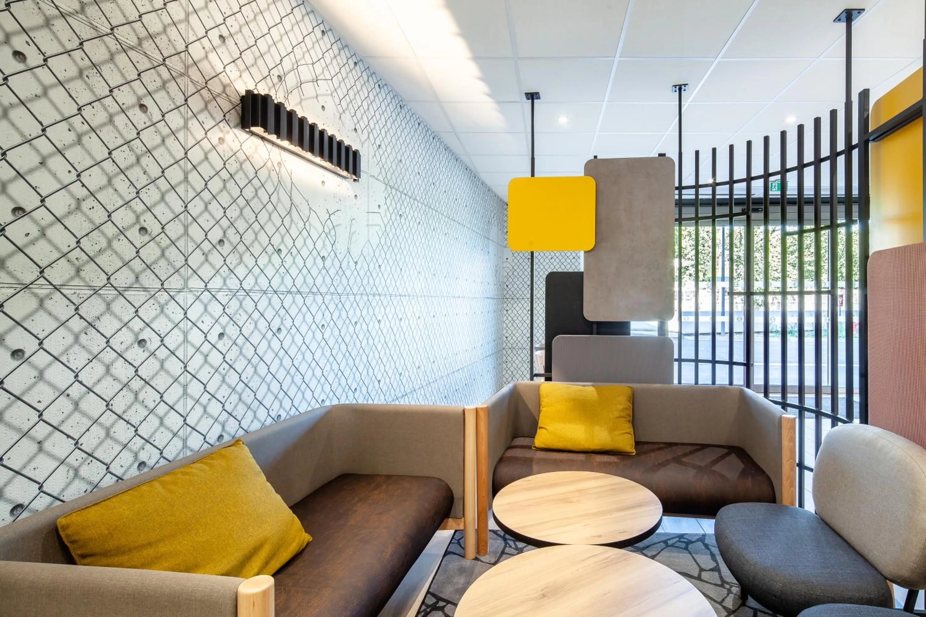 Communal lounge/ TV room in B&B HOTEL Saint-Denis Porte de Paris