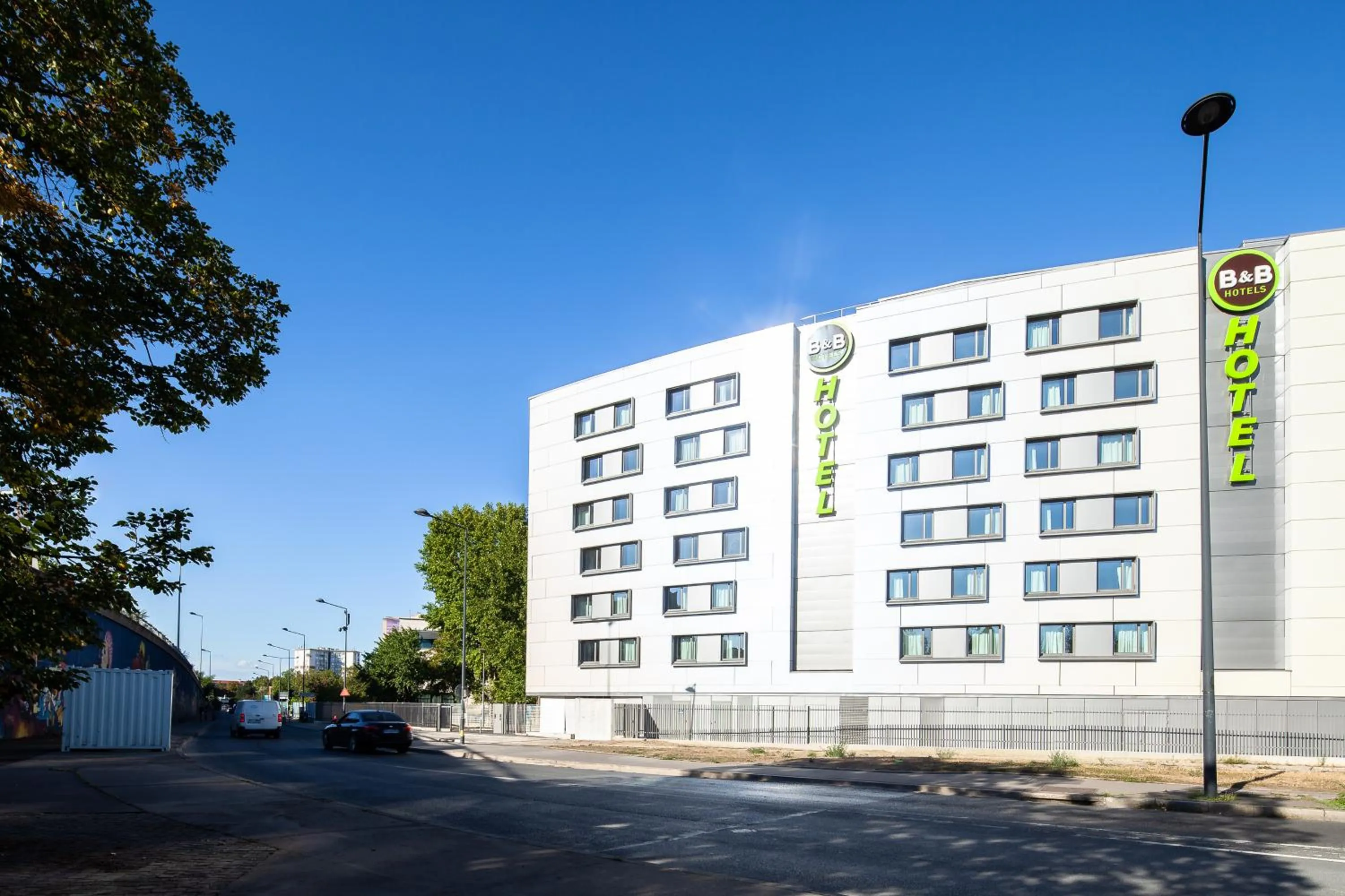 Facade/entrance in B&B HOTEL Saint-Denis Porte de Paris