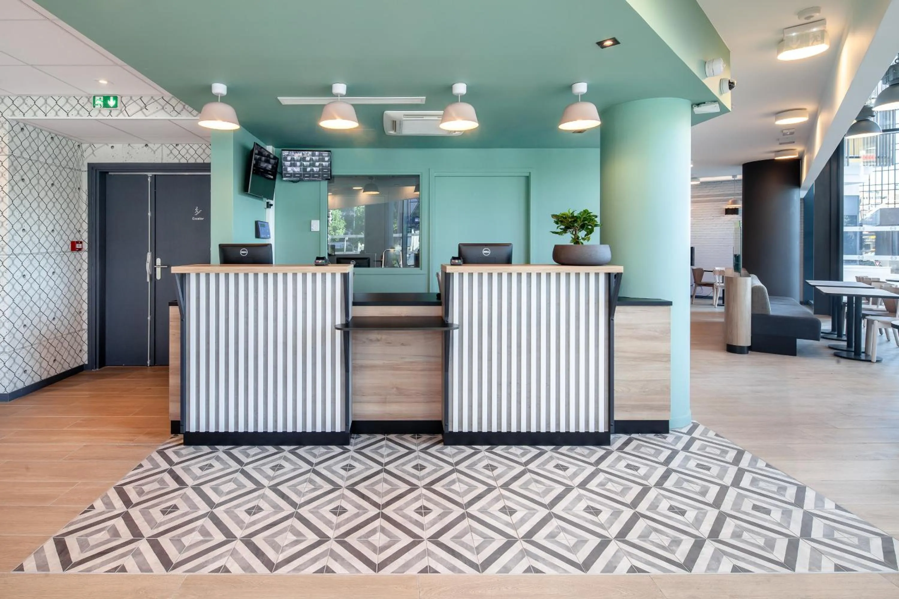 Lobby or reception in B&B HOTEL Paris Porte de Bagnolet