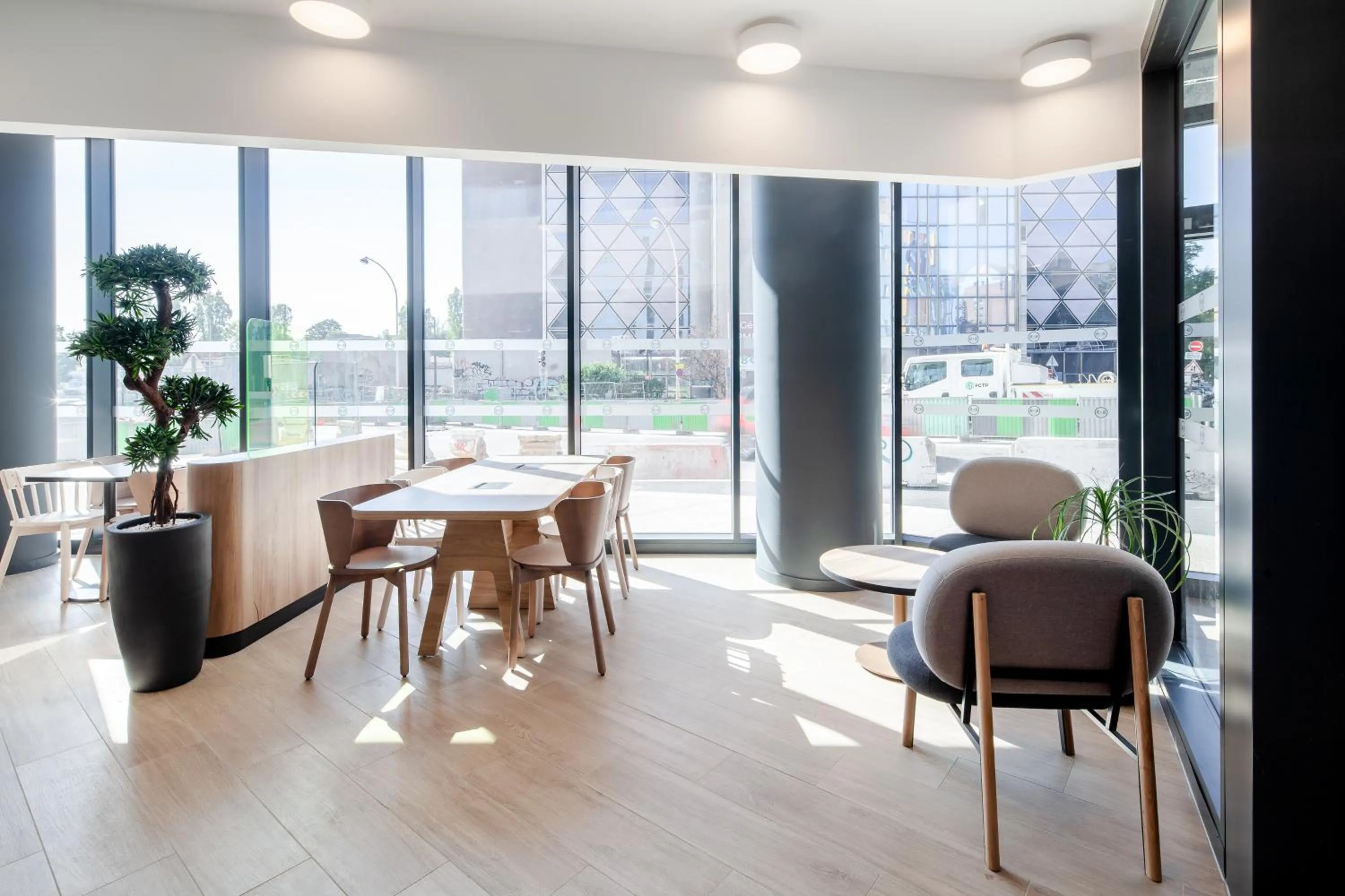 Communal lounge/ TV room in B&B HOTEL Paris Porte de Bagnolet