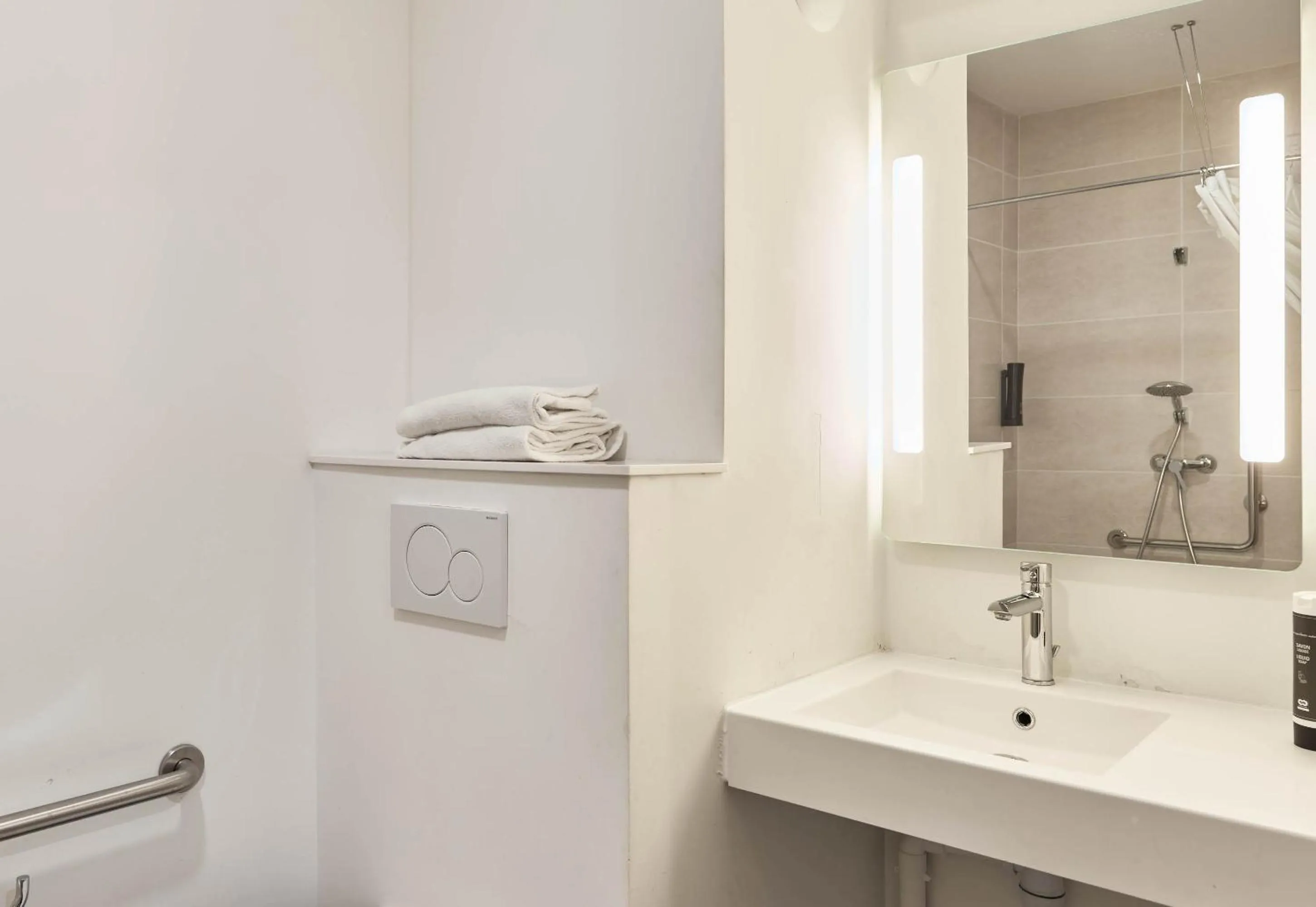 Bathroom in B&B HOTEL Paris Porte de Bagnolet