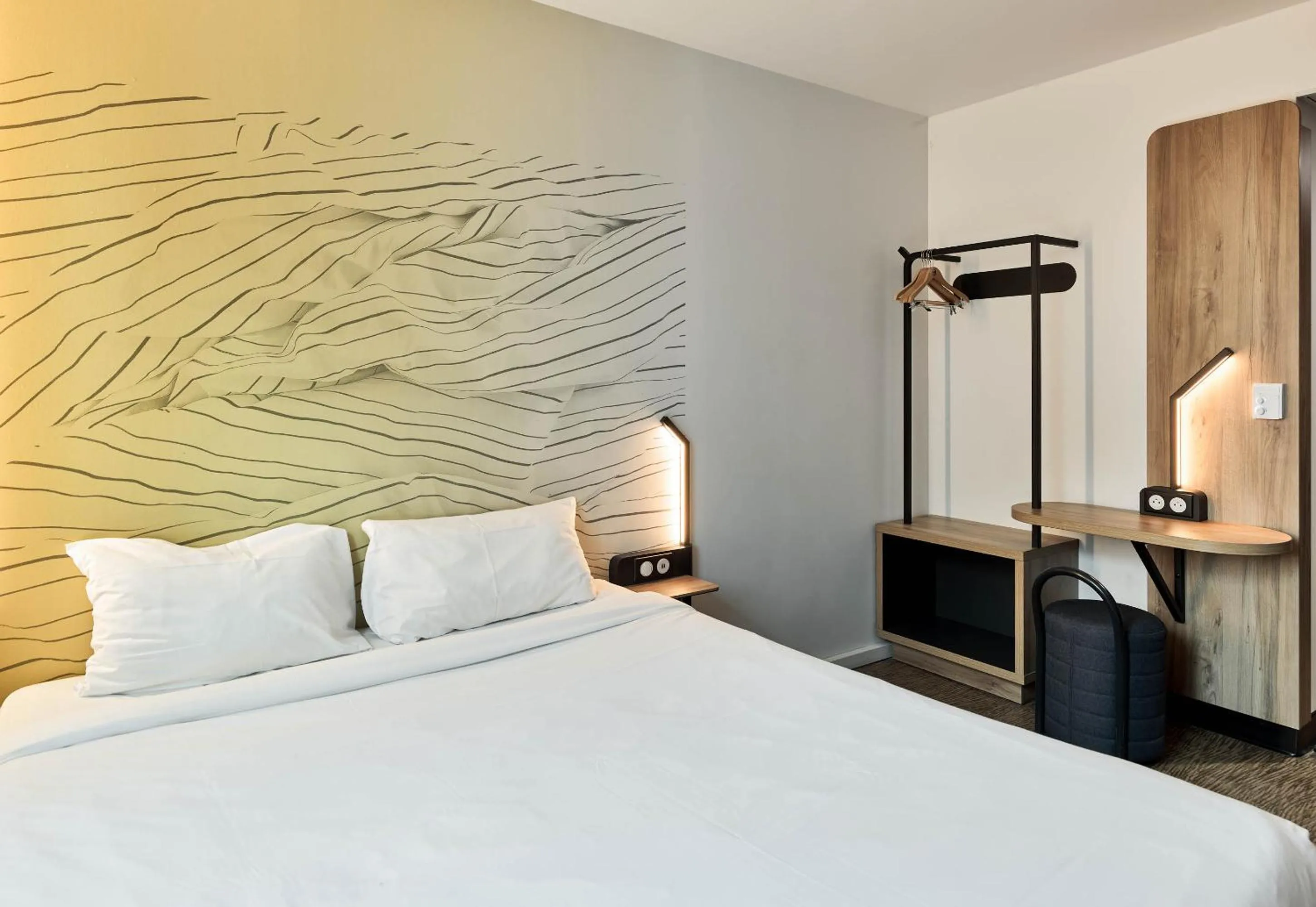 Bedroom, Bed in B&B HOTEL Paris Porte de Bagnolet