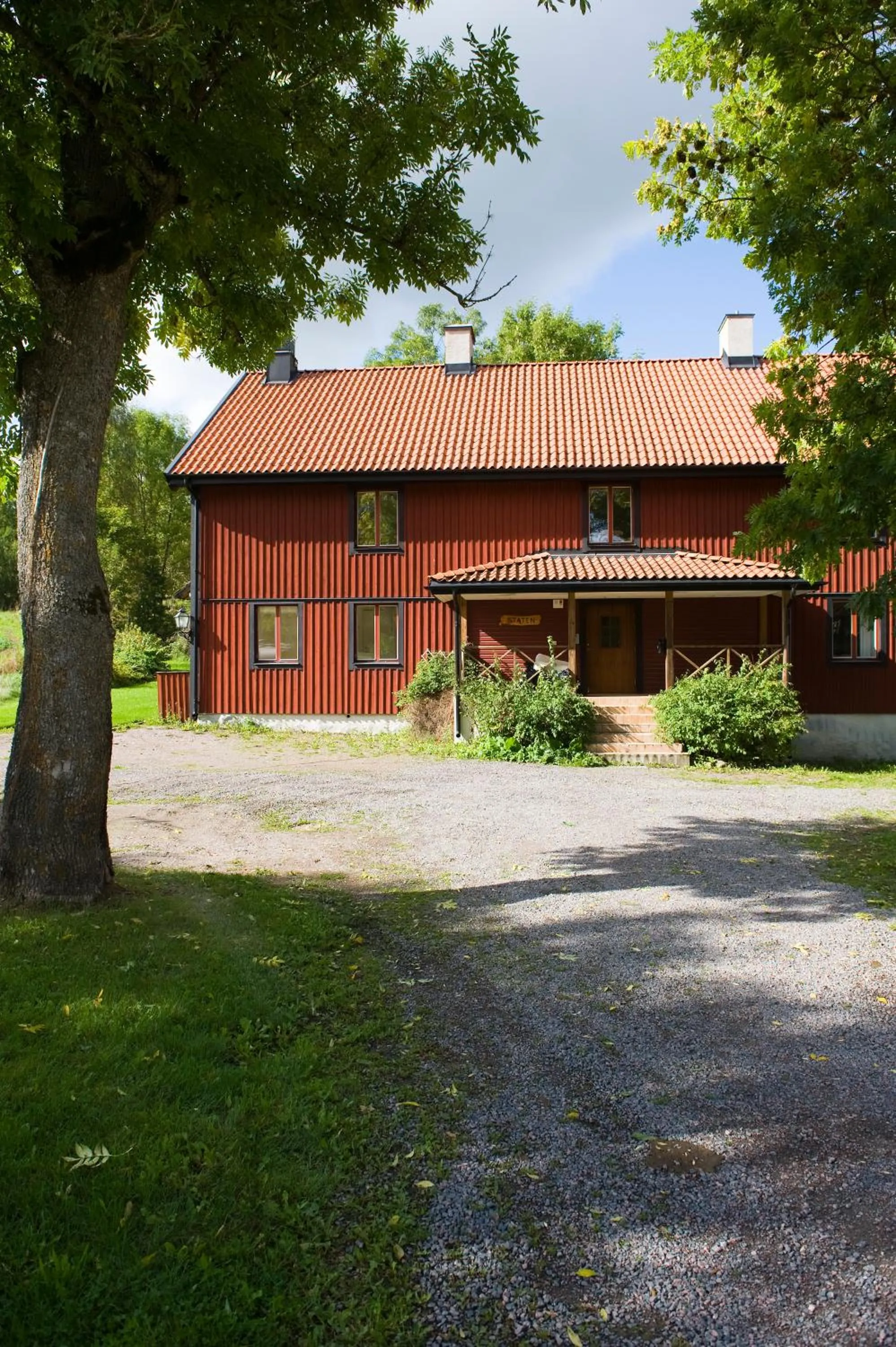 Property building in Husby Säteri