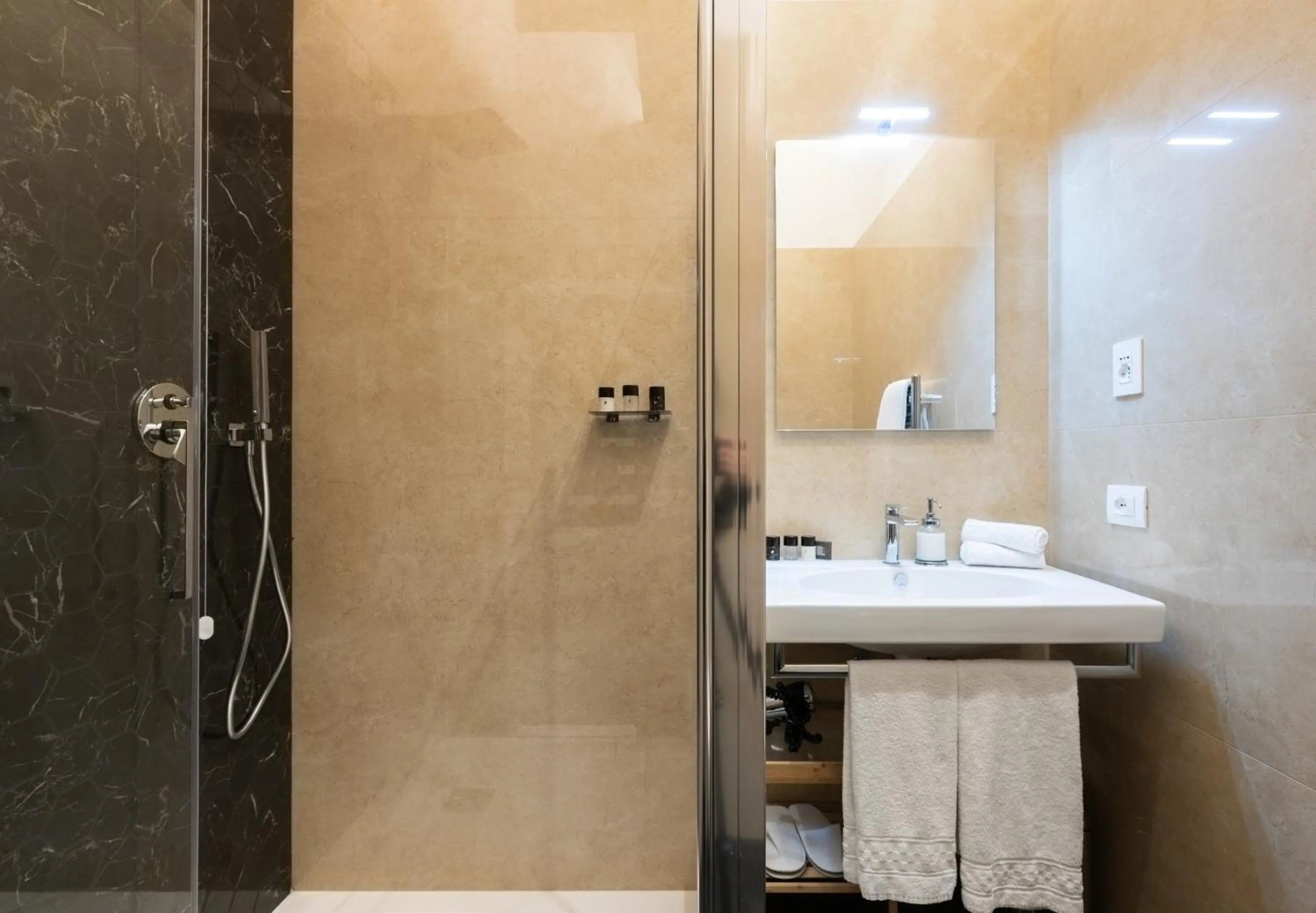 Shower in Kairos by Florence Art Apartments