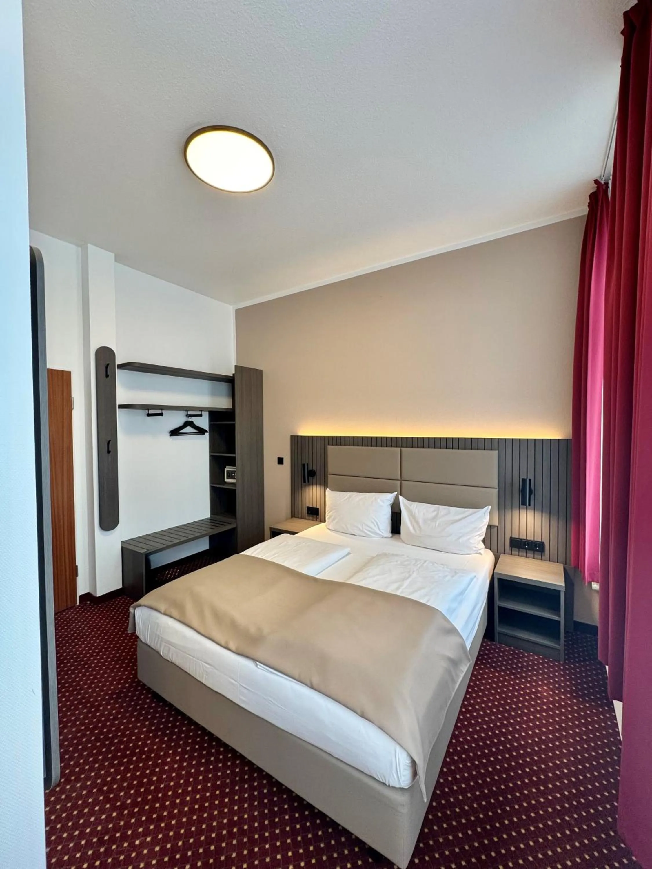 Bed in Hotel Lumen am Hauptbahnhof
