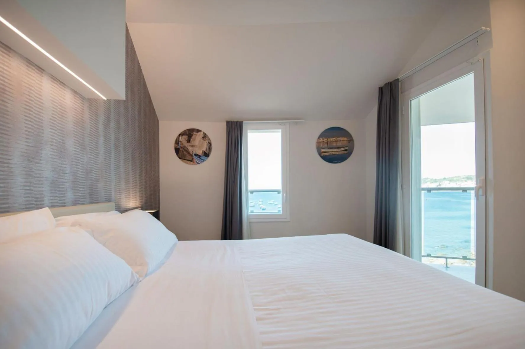 Photo of the whole room, Bed in Grand Hotel Faraglioni