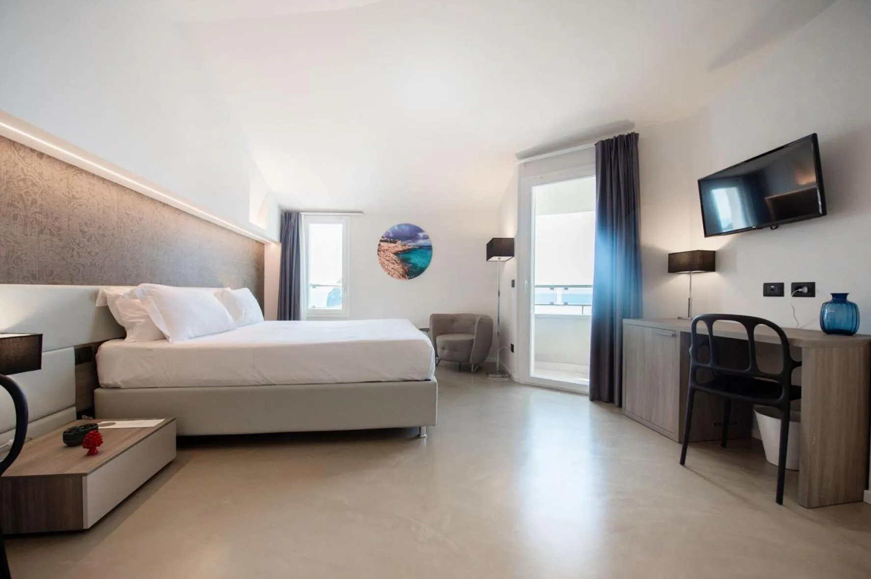 Photo of the whole room, Bed in Grand Hotel Faraglioni