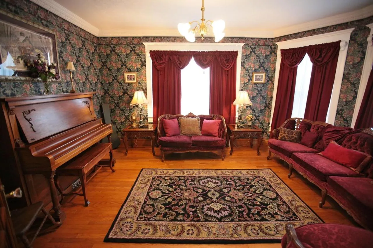 Living room in Twin Peaks B&B