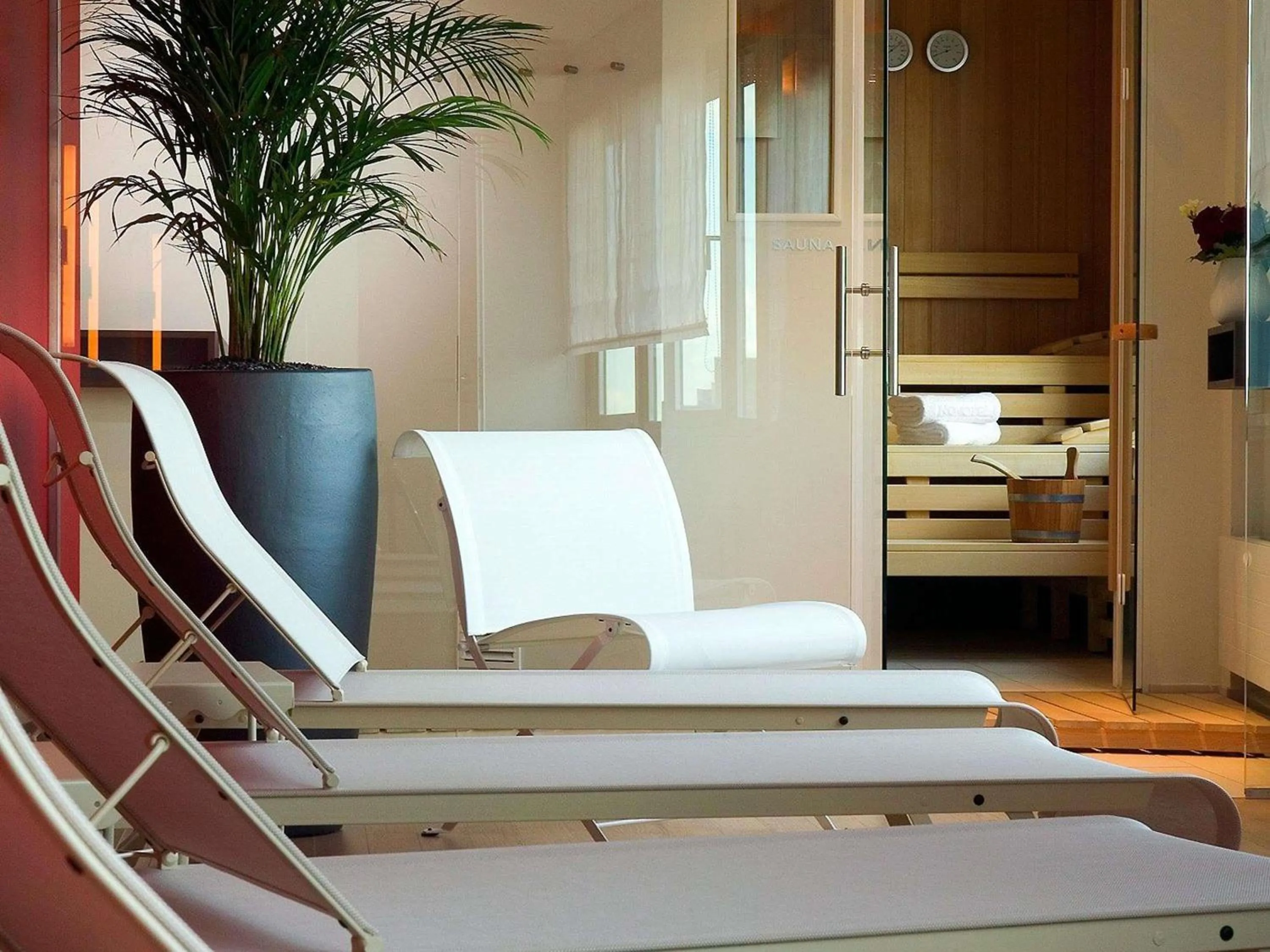 Property building, Bed in Novotel Hamburg City Alster