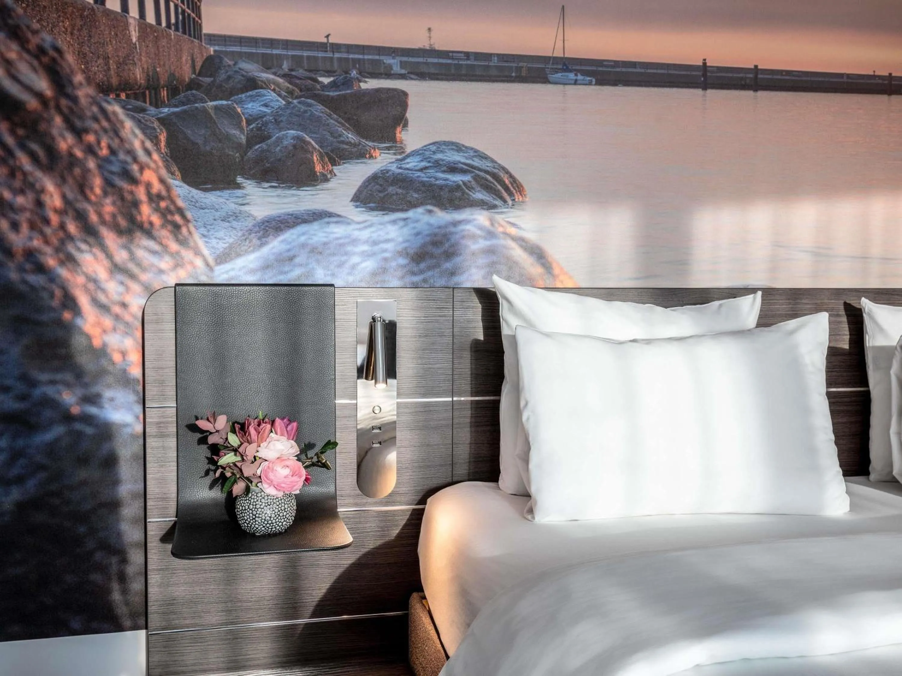 Property building, Bed in Novotel Hamburg City Alster