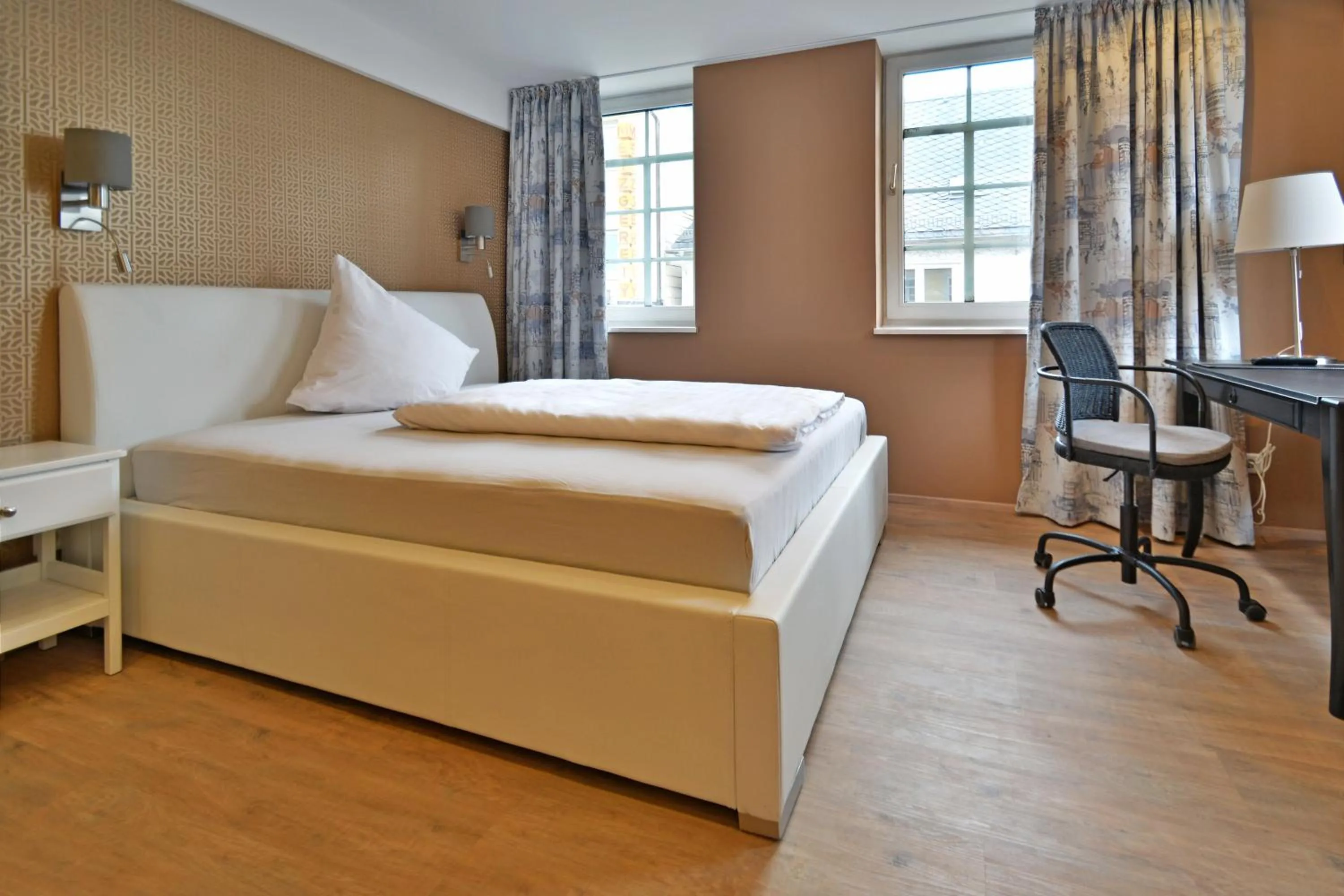 Photo of the whole room, Bed in Hotel zur goldenen Sonne