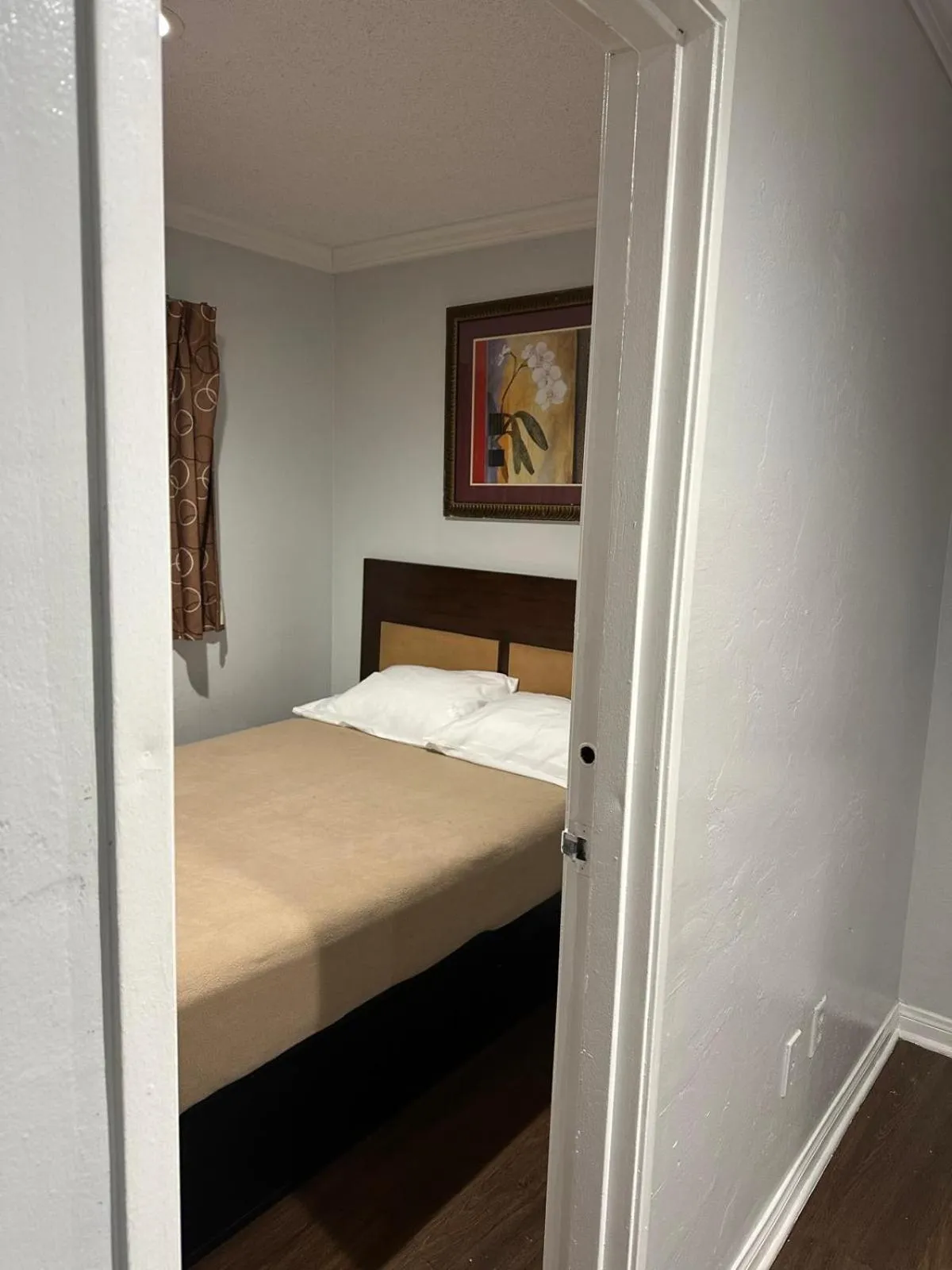 Bedroom in Heritage Inn