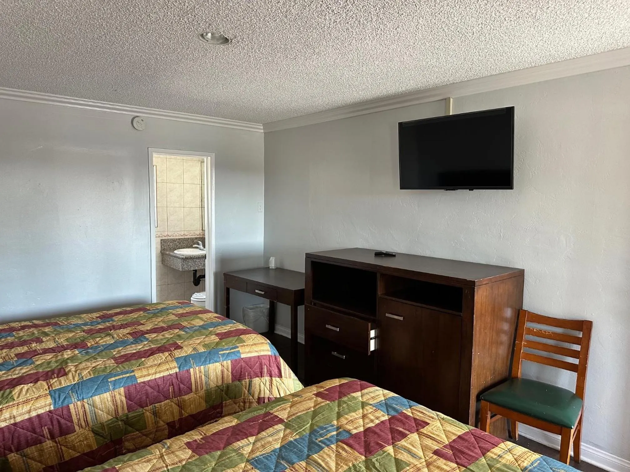 Bedroom in Heritage Inn