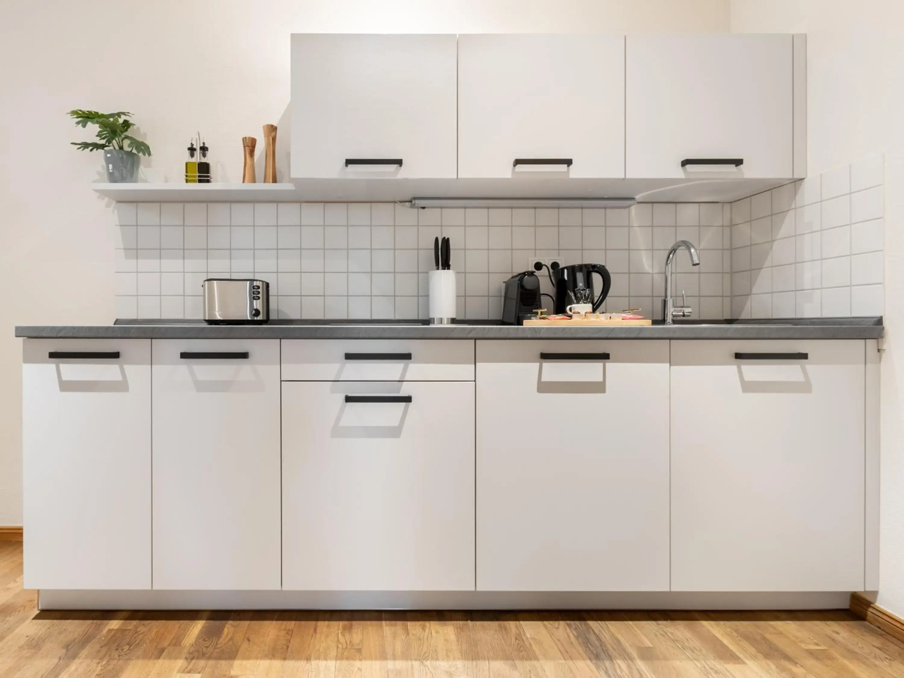 Suite with separate kitchen in Schoenhouse Avenue - Digital Access Suite with separate kitchen in Schoenhouse Avenue - Digital Access