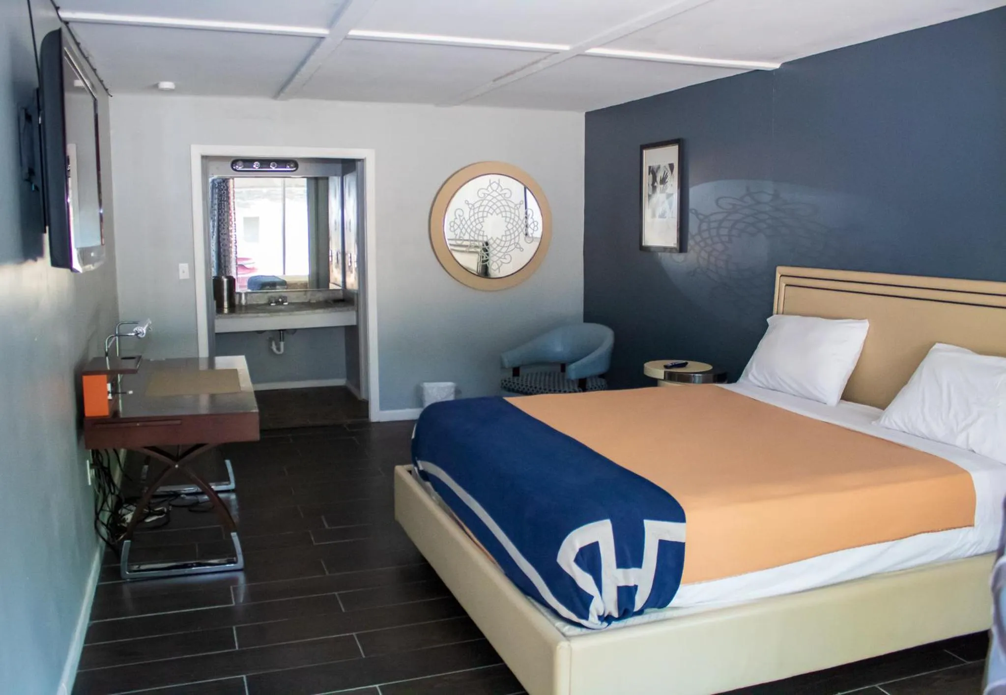 Photo of the whole room in The Grand Motel