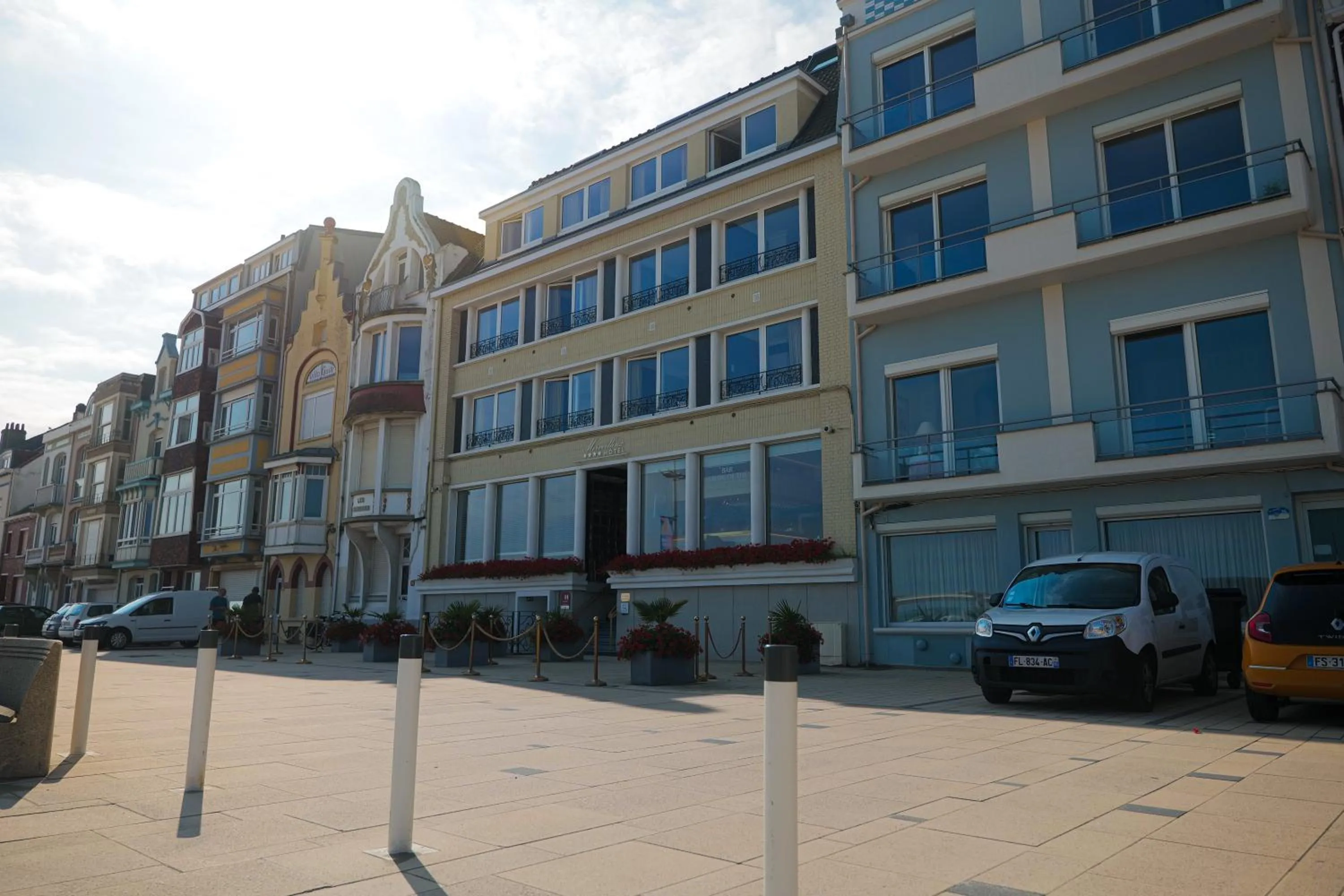 Property building in Hôtel Merveilleux Côté Mer
