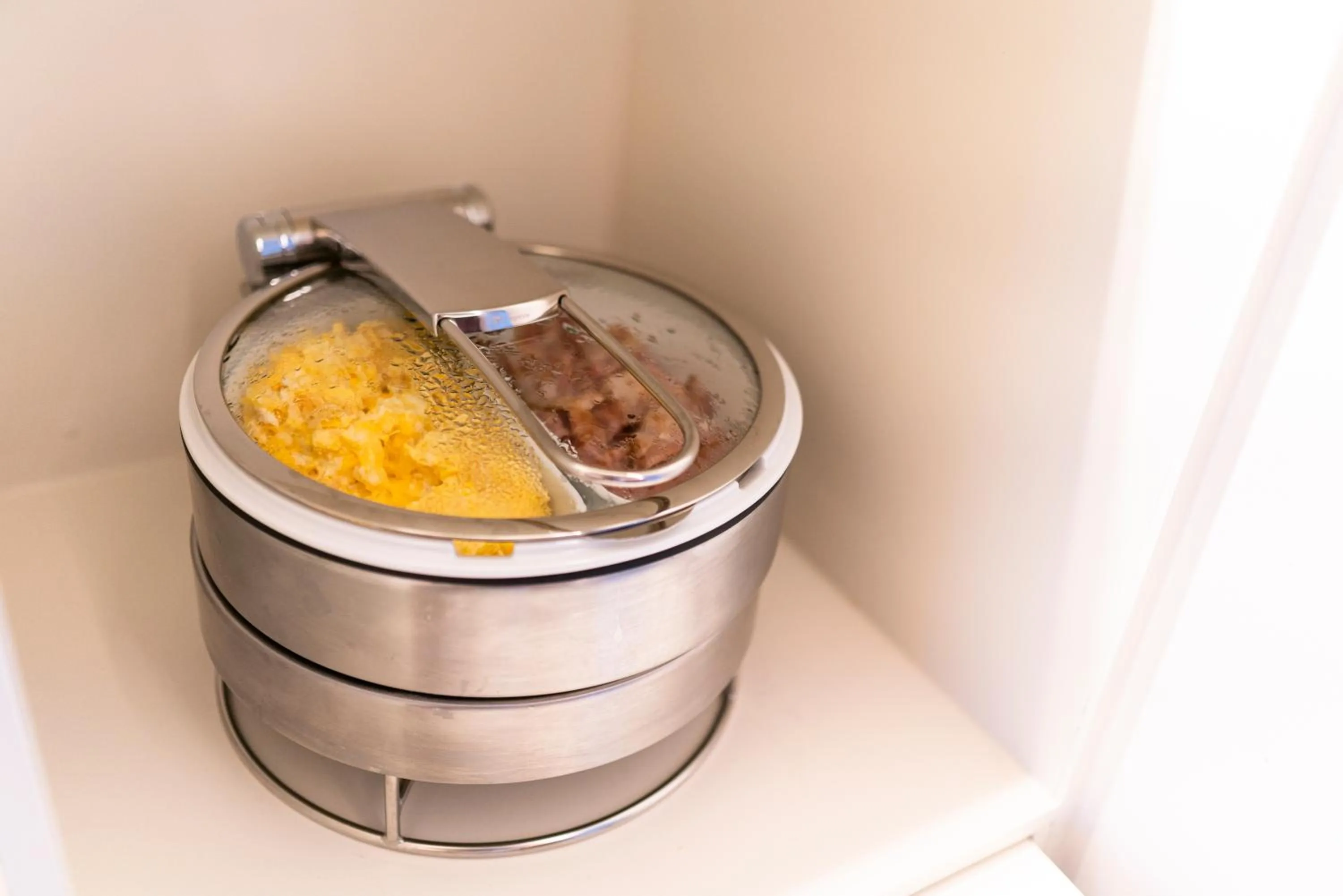 Food and drinks in Hôtel Merveilleux Côté Mer