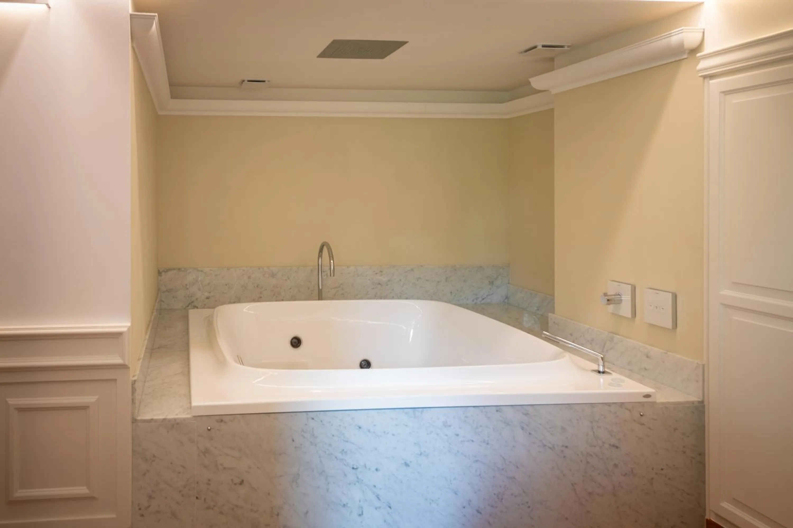 Hot Tub in Hôtel Merveilleux Côté Mer