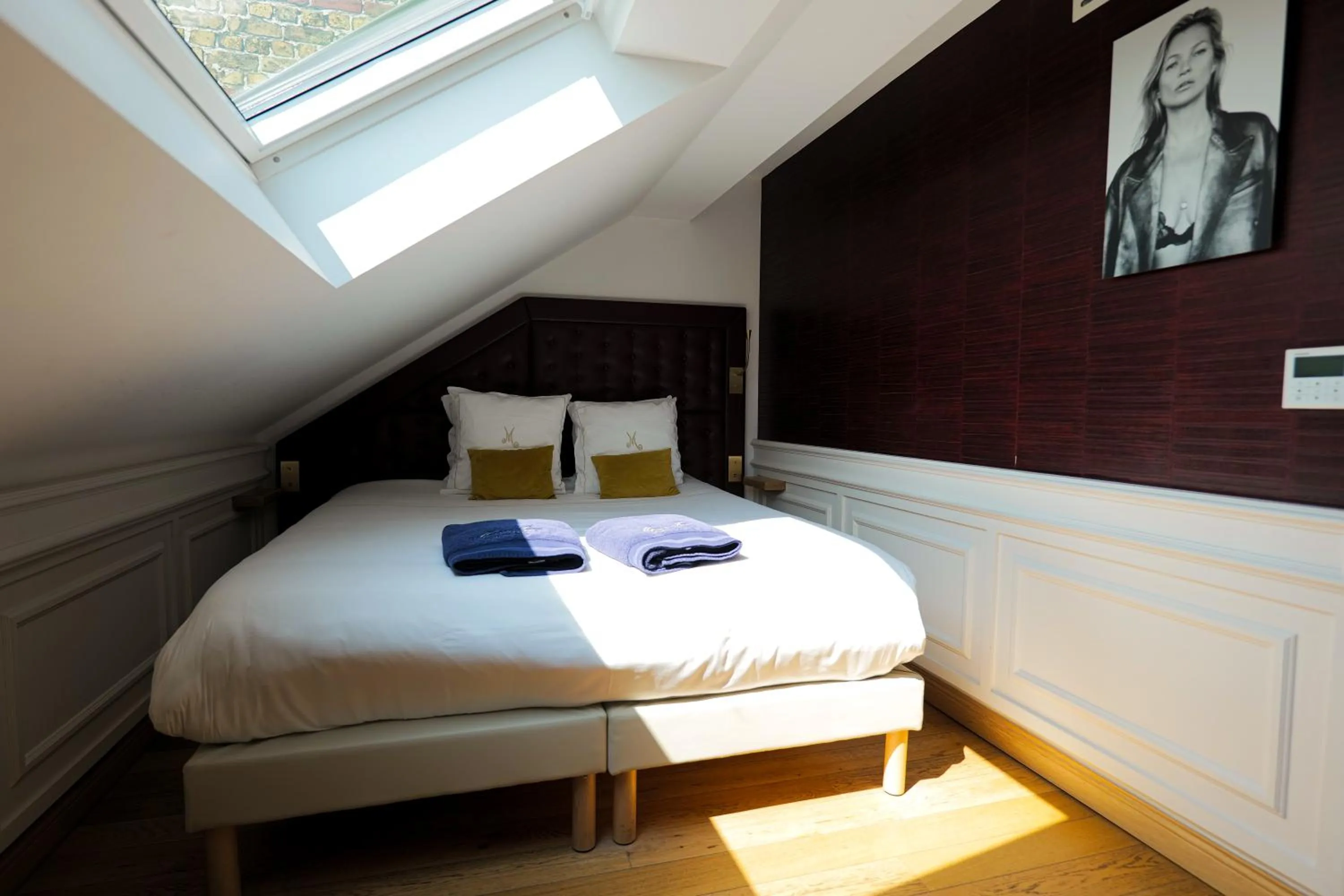 Bed in Hôtel Merveilleux Côté Mer