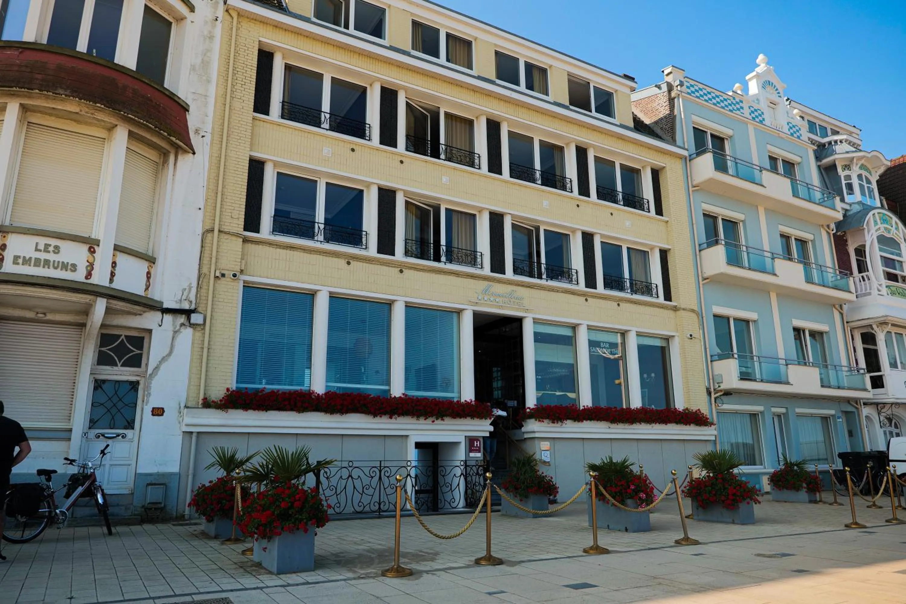 Property building in Hôtel Merveilleux Côté Mer