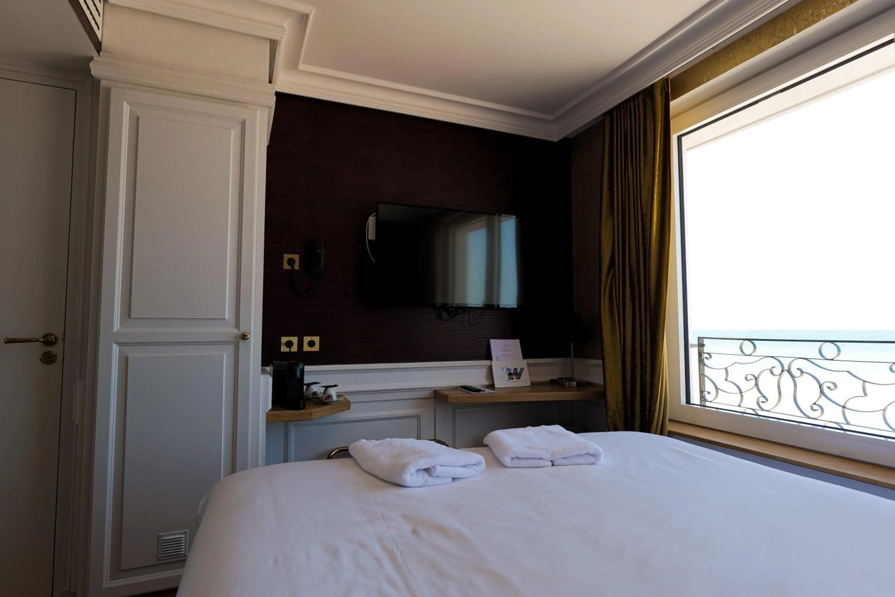 Bed in Hôtel Merveilleux Côté Mer