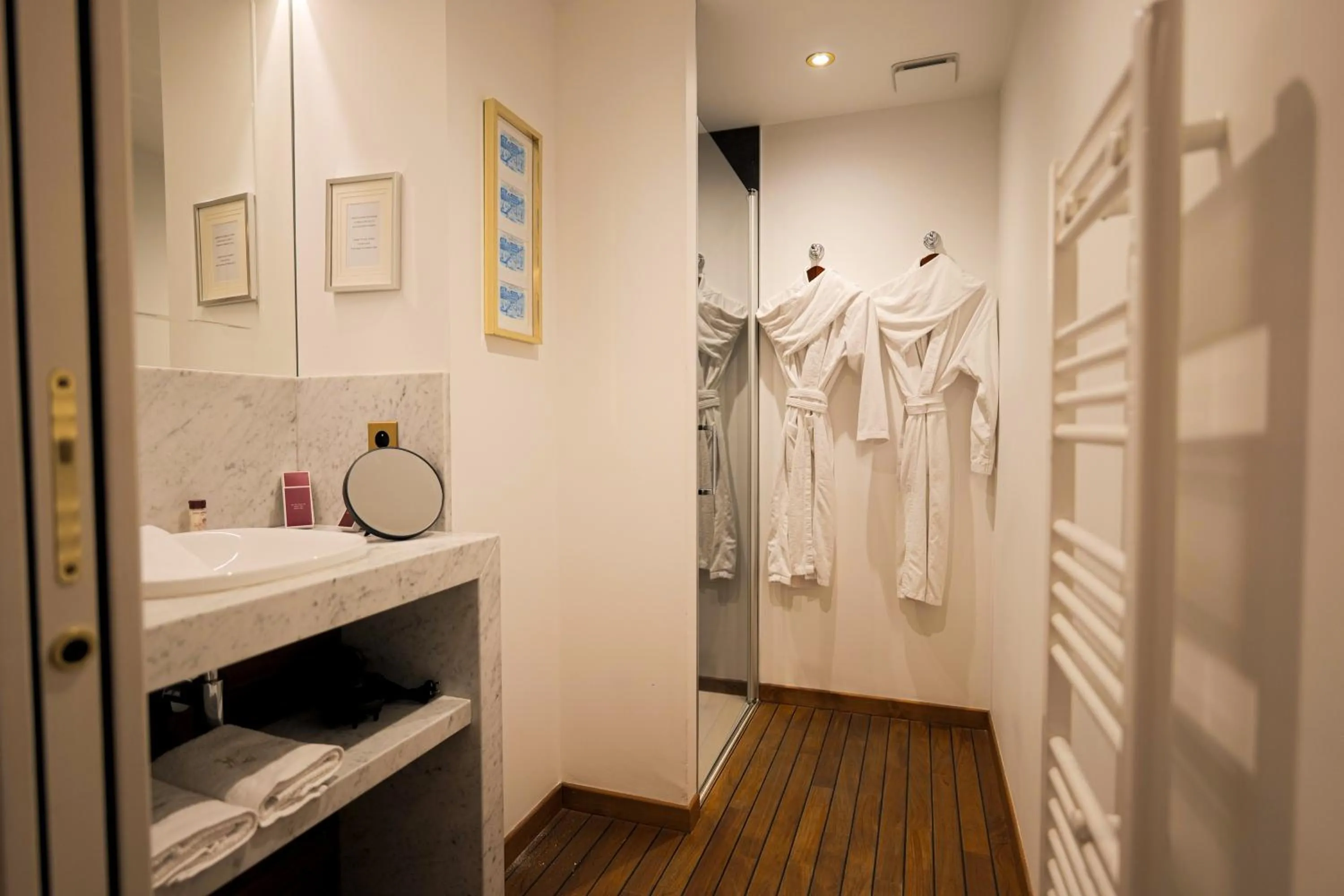 Shower in Hôtel Merveilleux Côté Mer