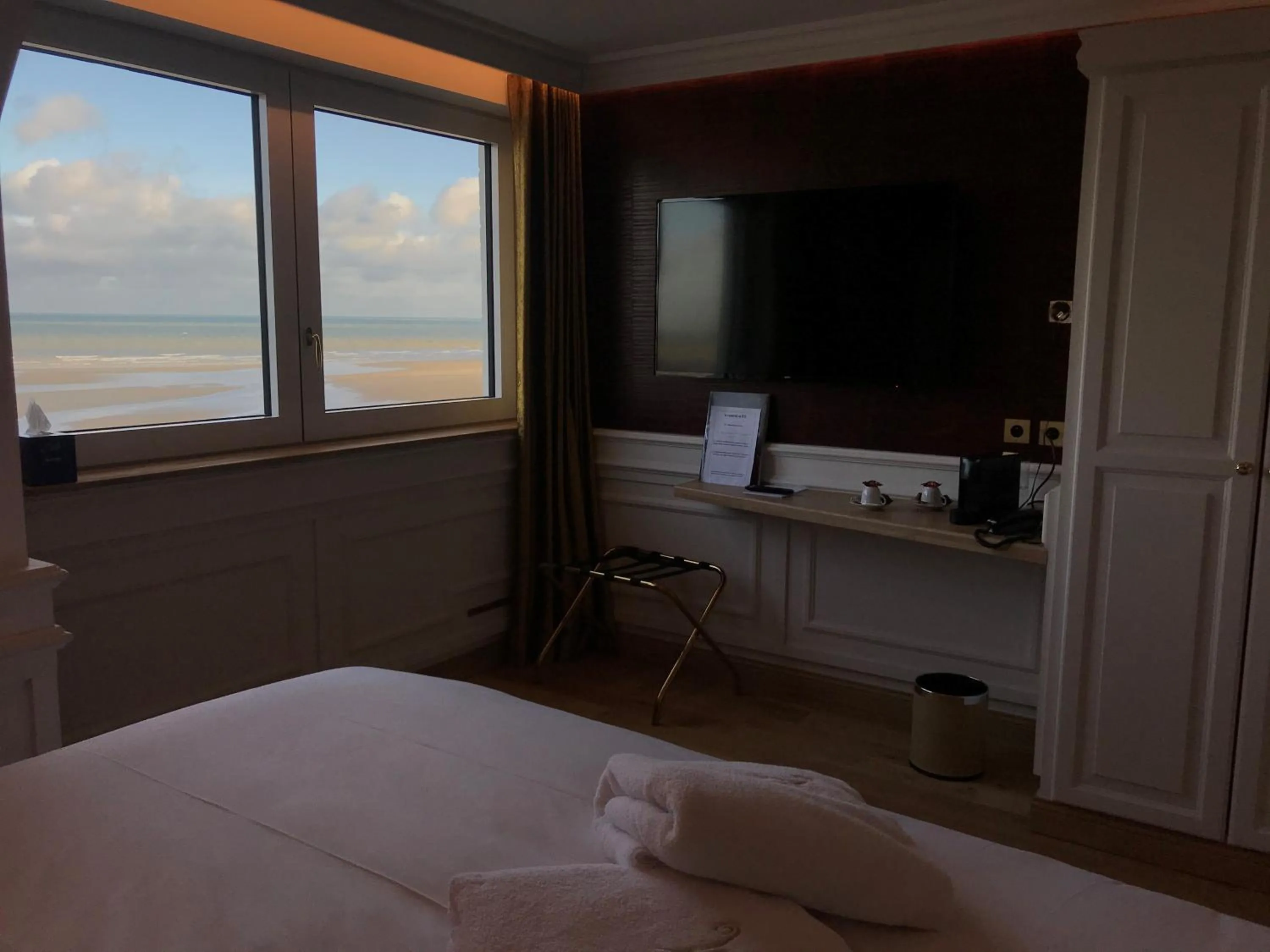 Bed in Hôtel Merveilleux Côté Mer