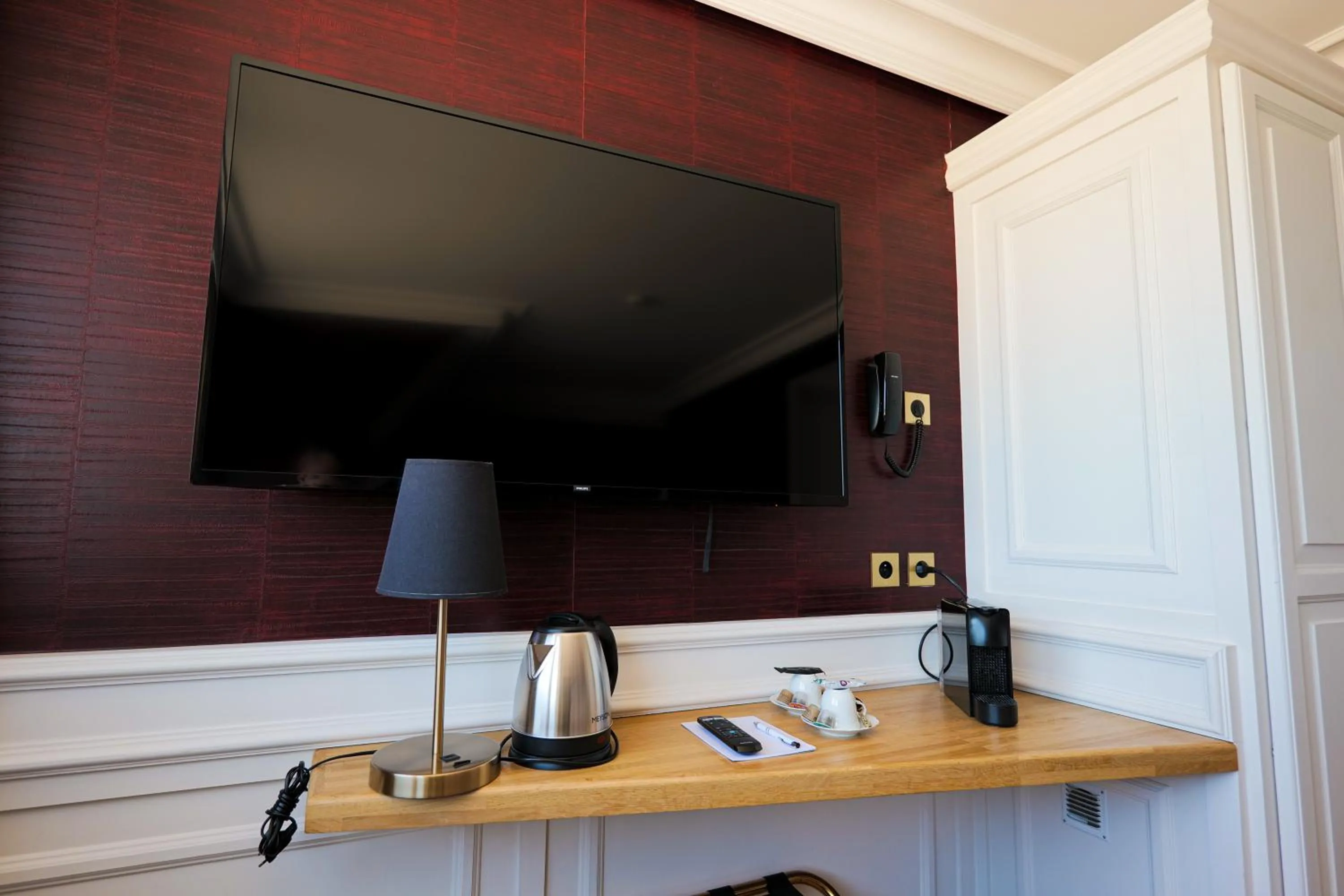 TV and multimedia in Hôtel Merveilleux Côté Mer