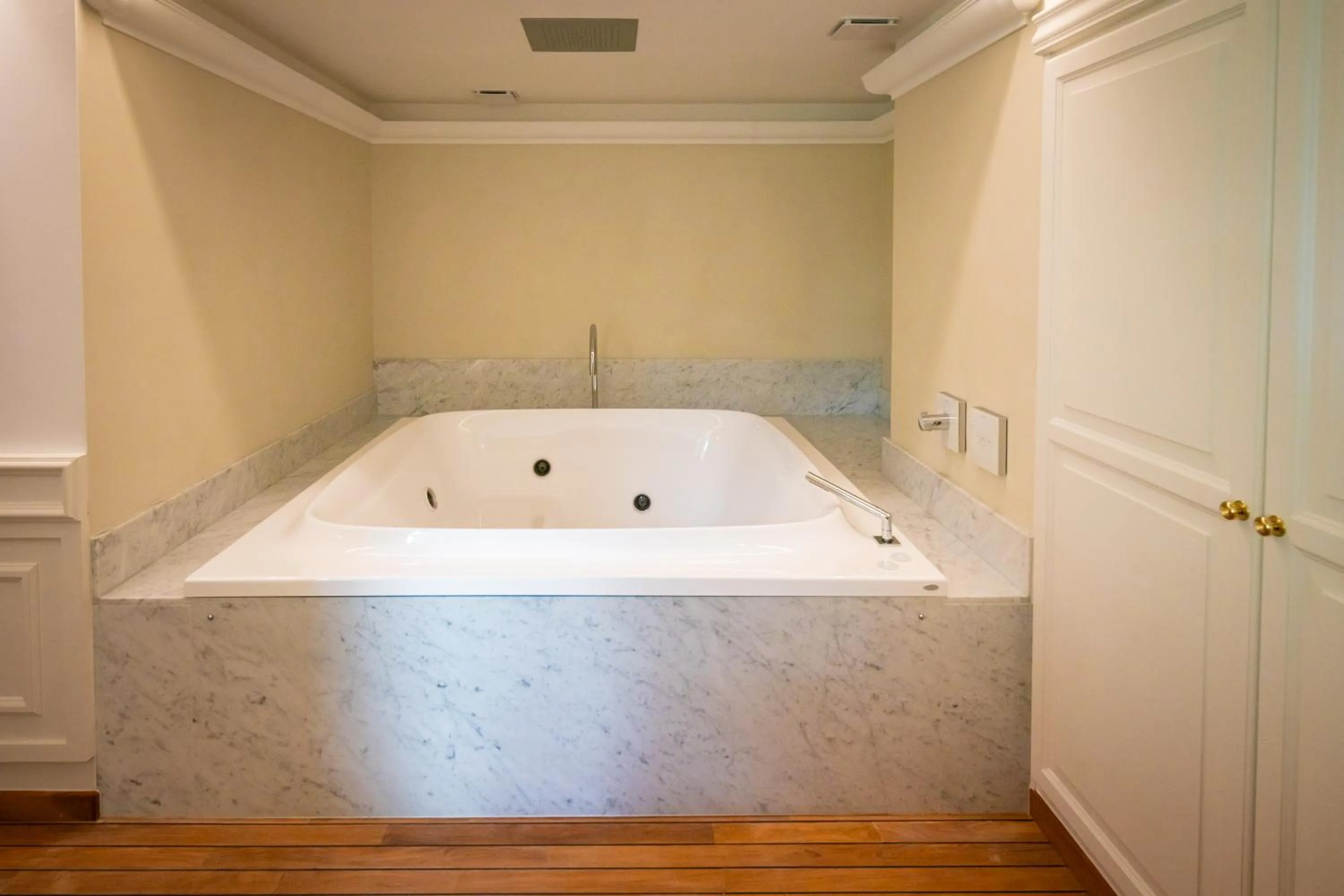 Hot Tub in Hôtel Merveilleux Côté Mer