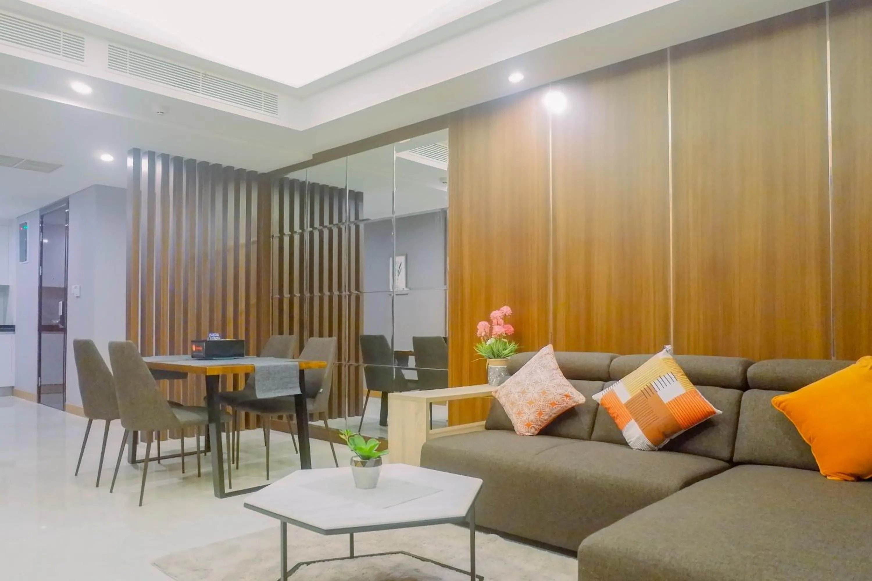 Luxurious & Spacious 2BR Apartment at One East Residences By Travelio