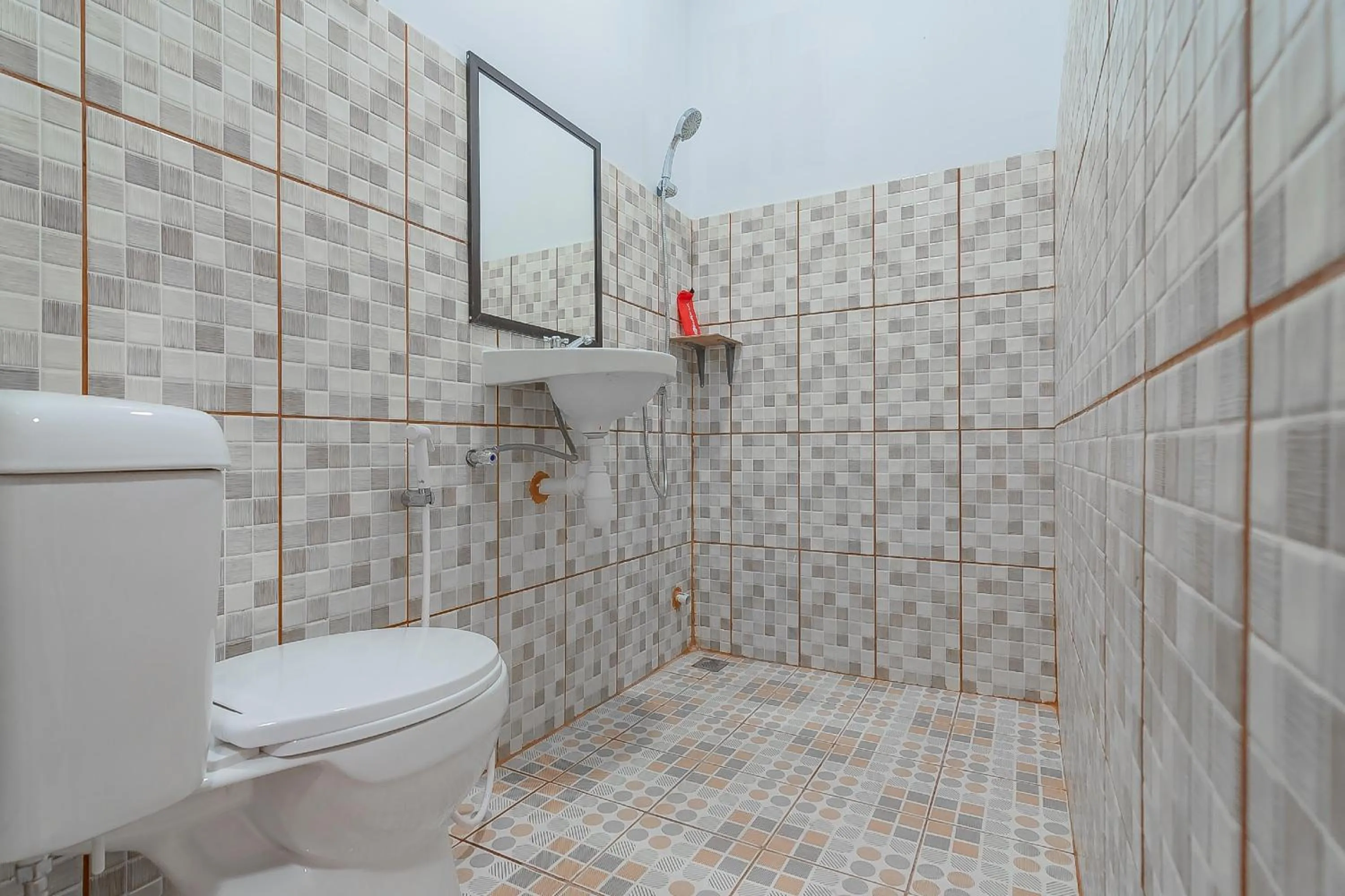 Bathroom in RedDoorz @ Pasar Melayu Sagulung Batam