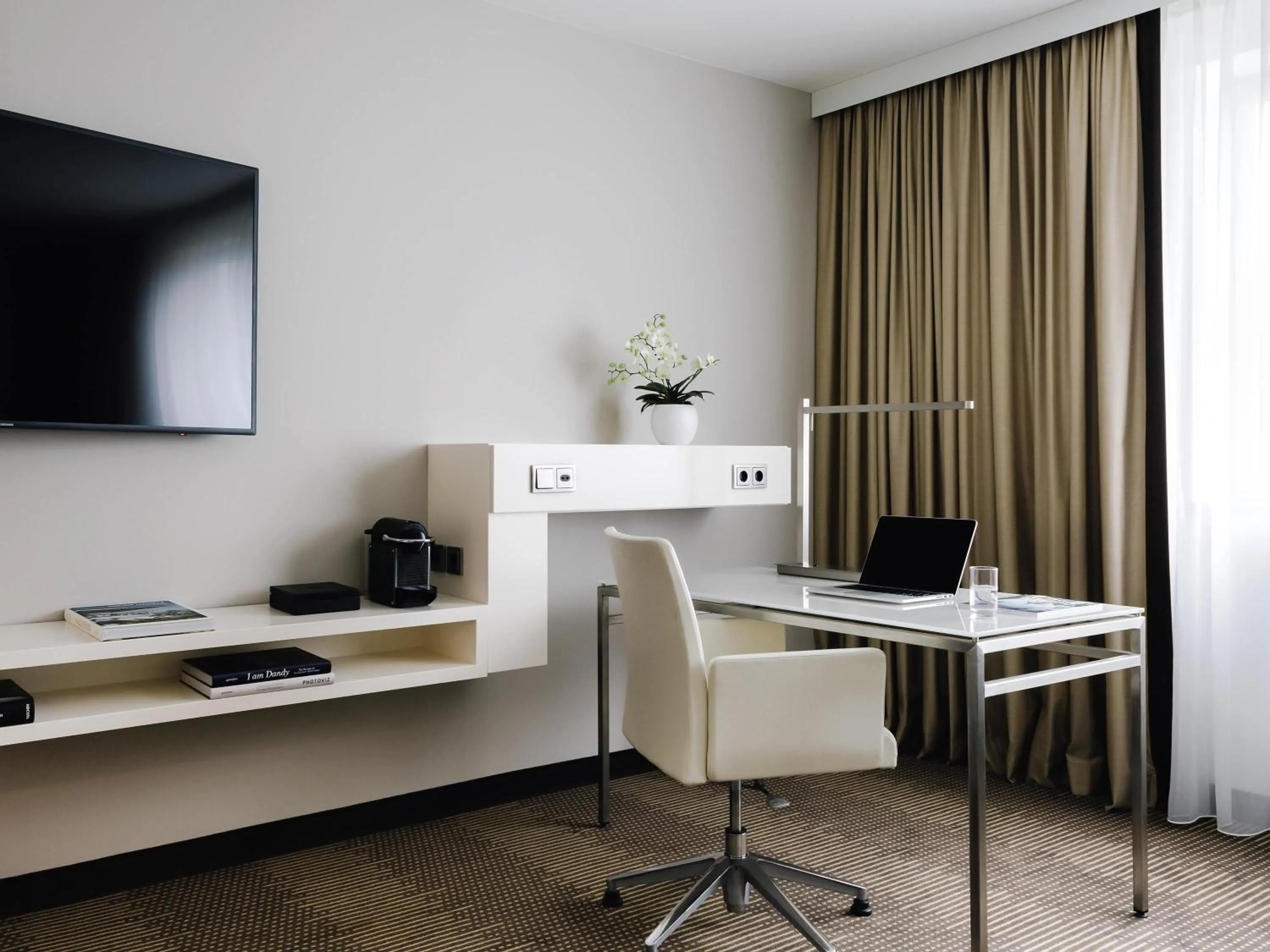 Bedroom in Pullman Berlin Schweizerhof