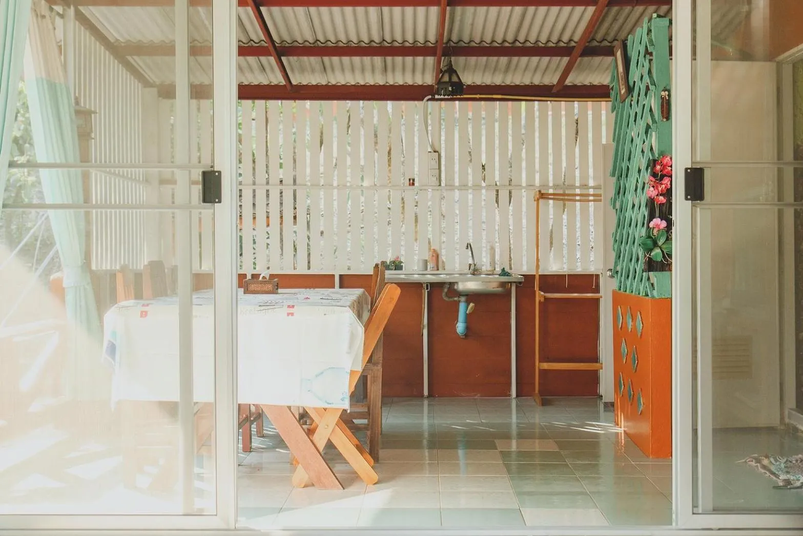 Communal kitchen in Baansuan Chomchun