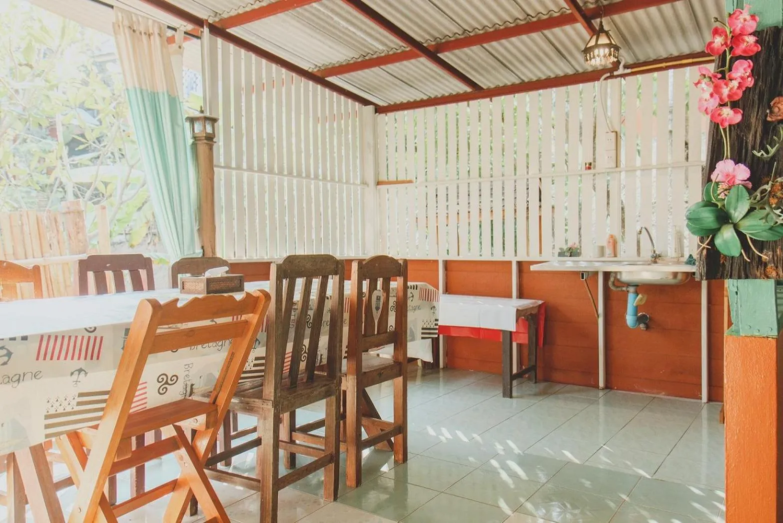 Dining area in Baansuan Chomchun