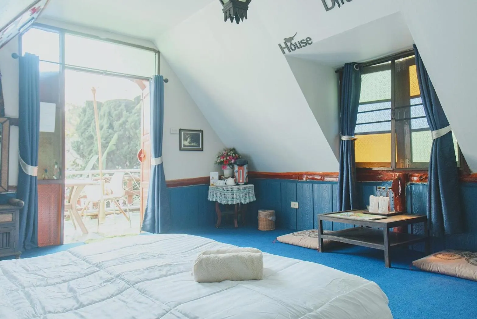 Photo of the whole room, Bed in Baansuan Chomchun