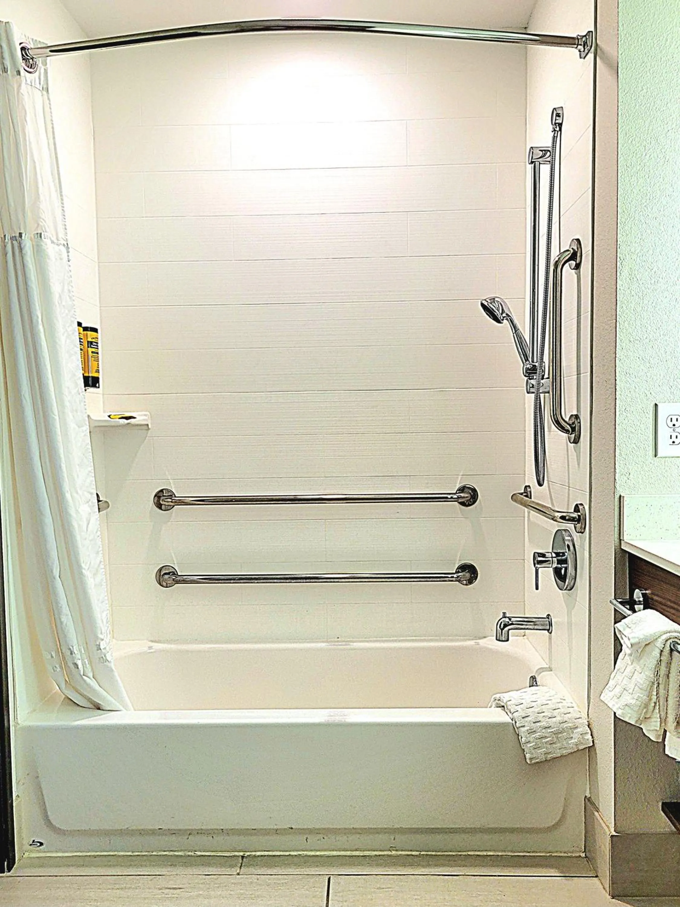 Bath in Best Western Plus Coachella Valley Inn & Suites