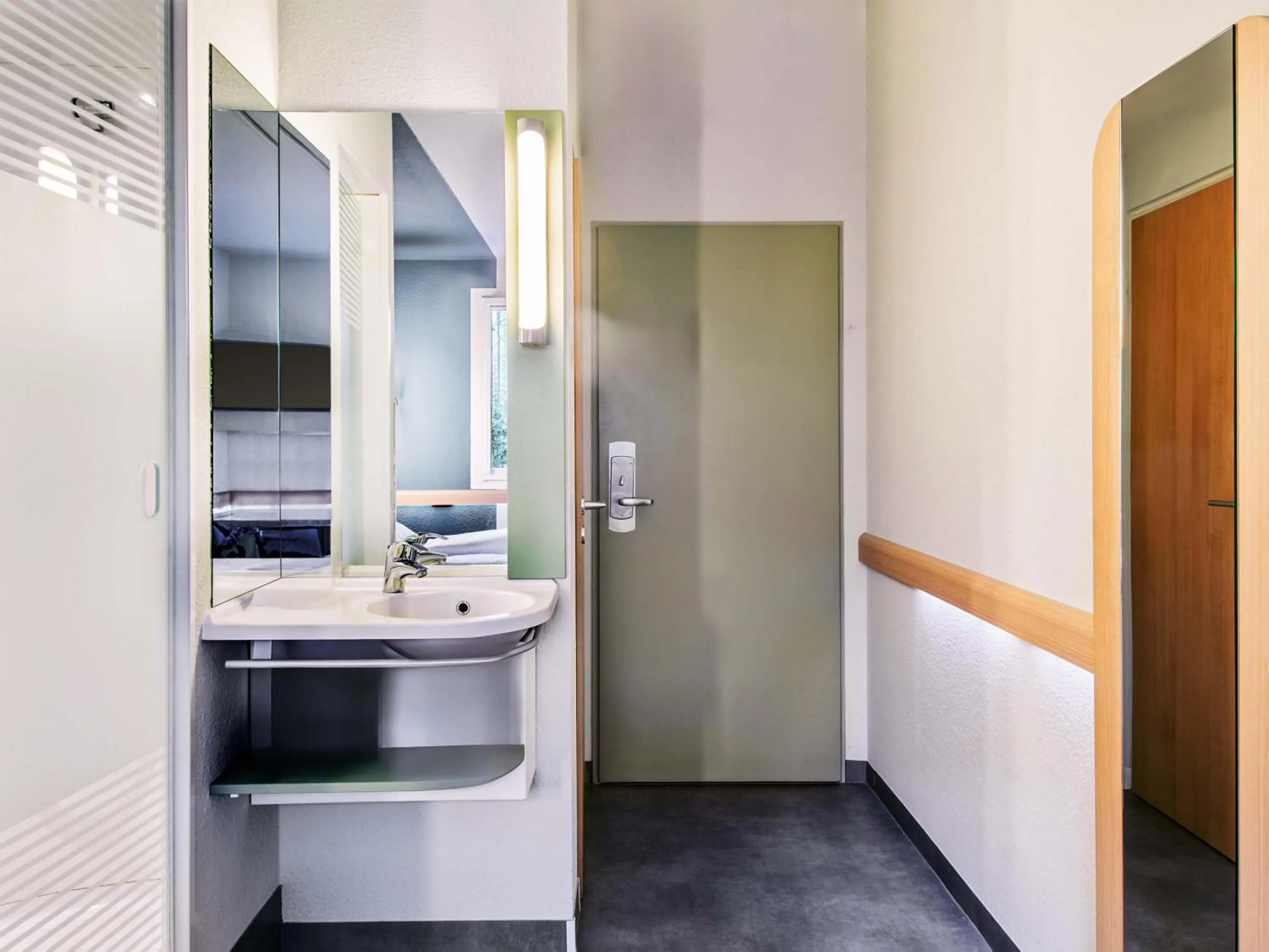 Shower in B&B HOTEL Wiesbaden-Ost