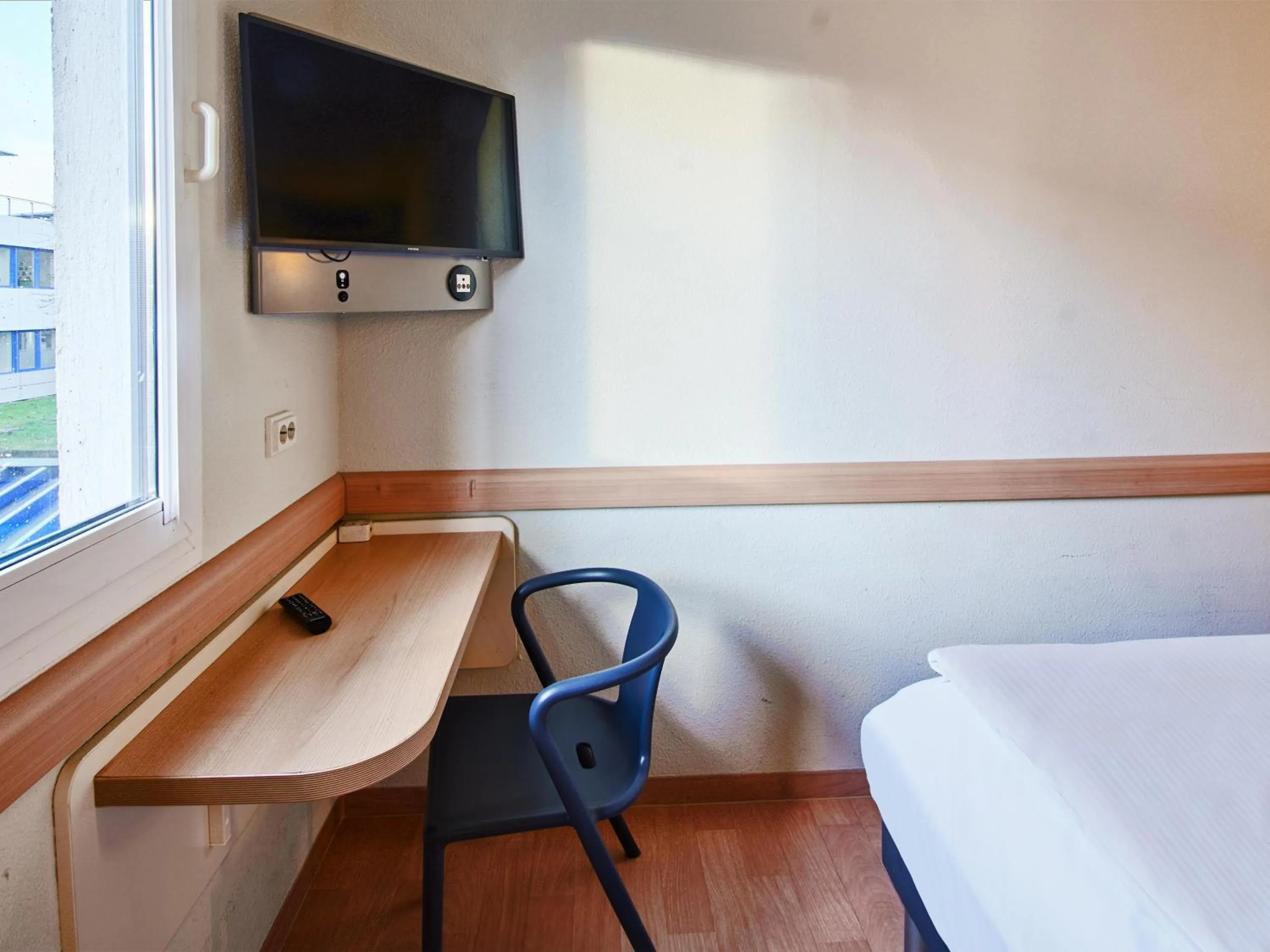 Photo of the whole room, Bed in ibis budget Wiesbaden Nordenstadt