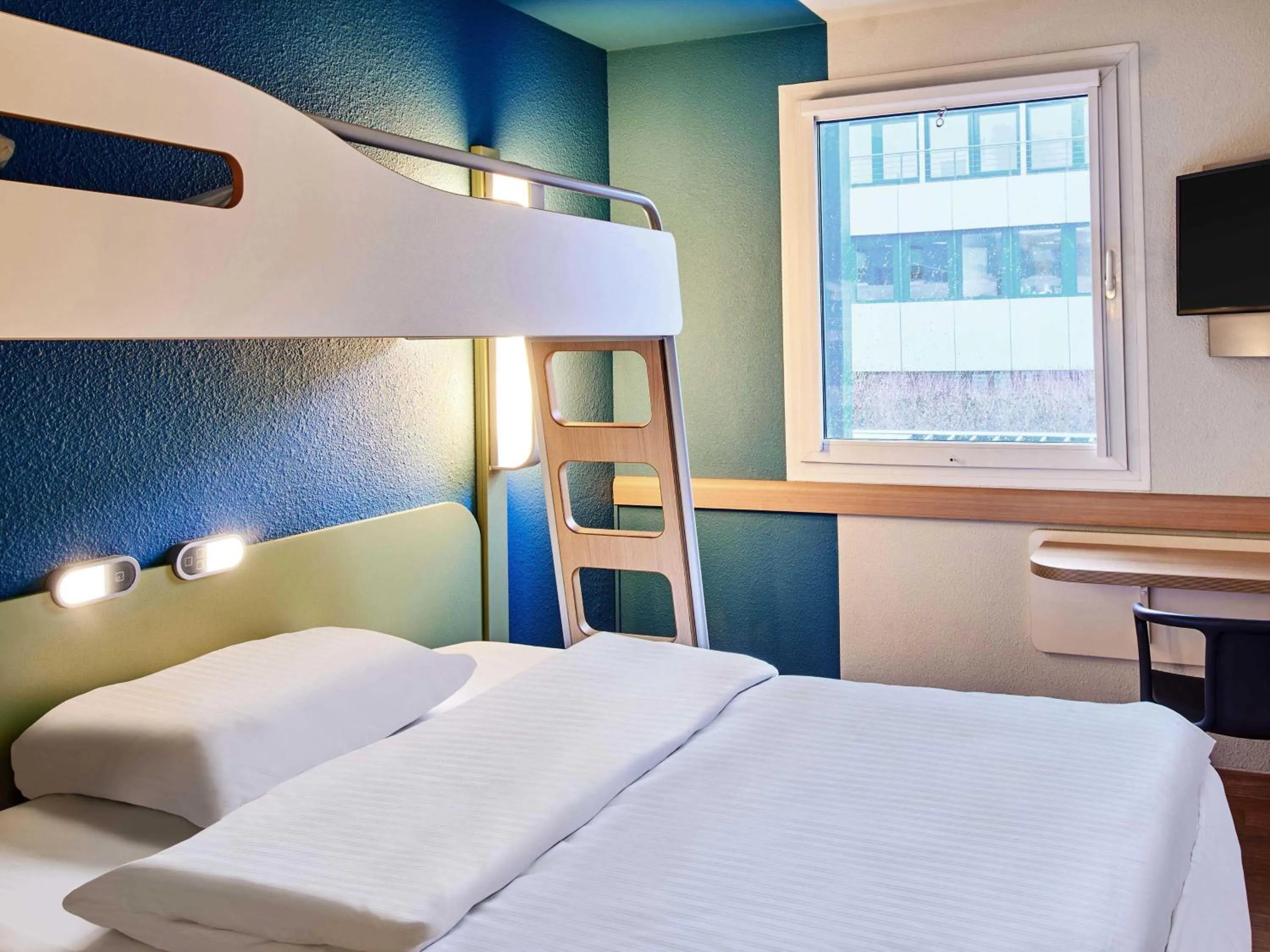 Bed in B&B HOTEL Wiesbaden-Ost