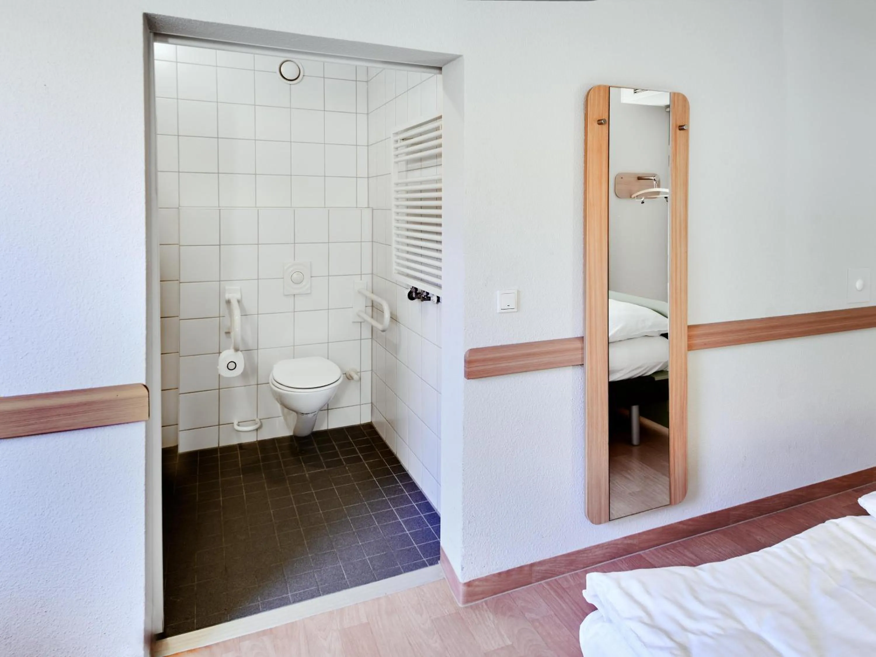 Bathroom in ibis budget Wiesbaden Nordenstadt