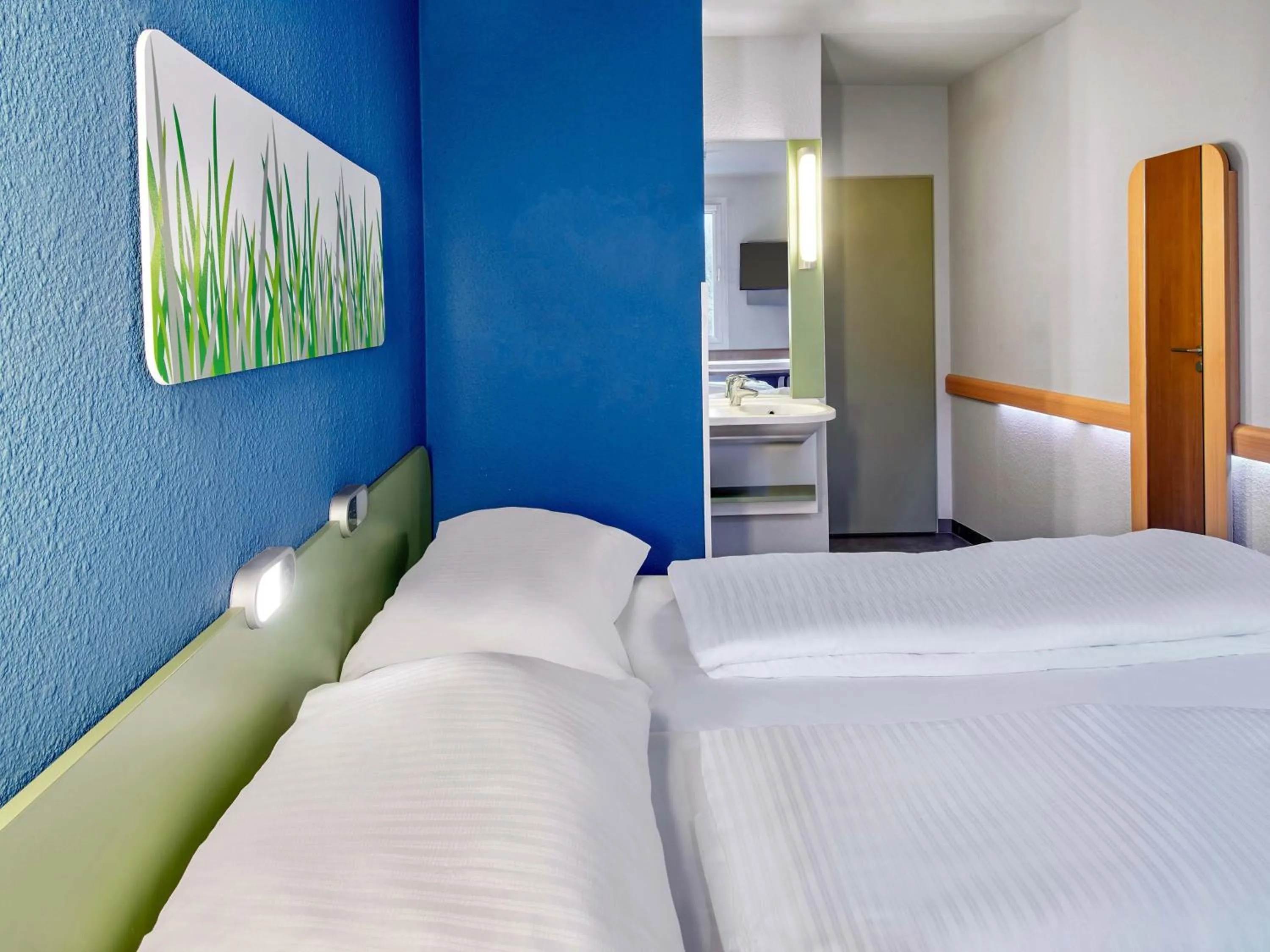 Bed in B&B HOTEL Wiesbaden-Ost