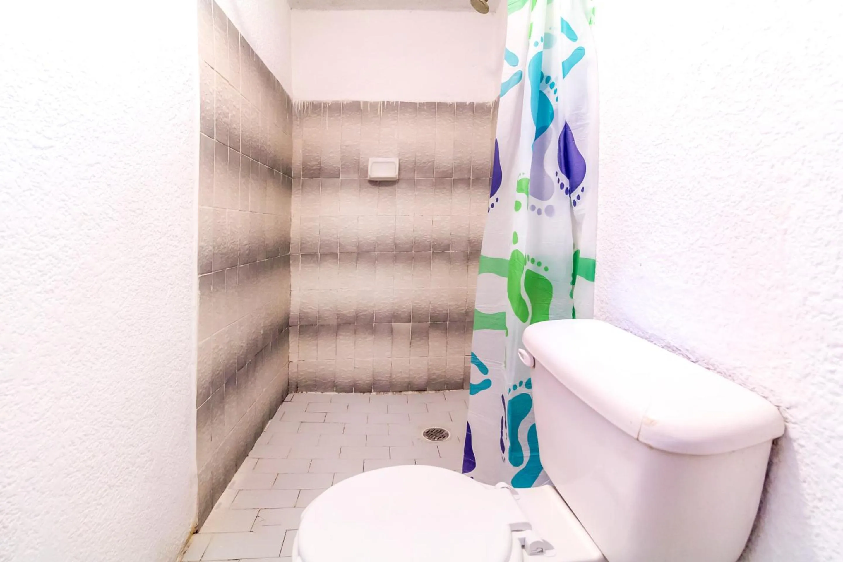 Bathroom in OYO Hotel La Luna, Templo de Santo Domingo de Guzmán