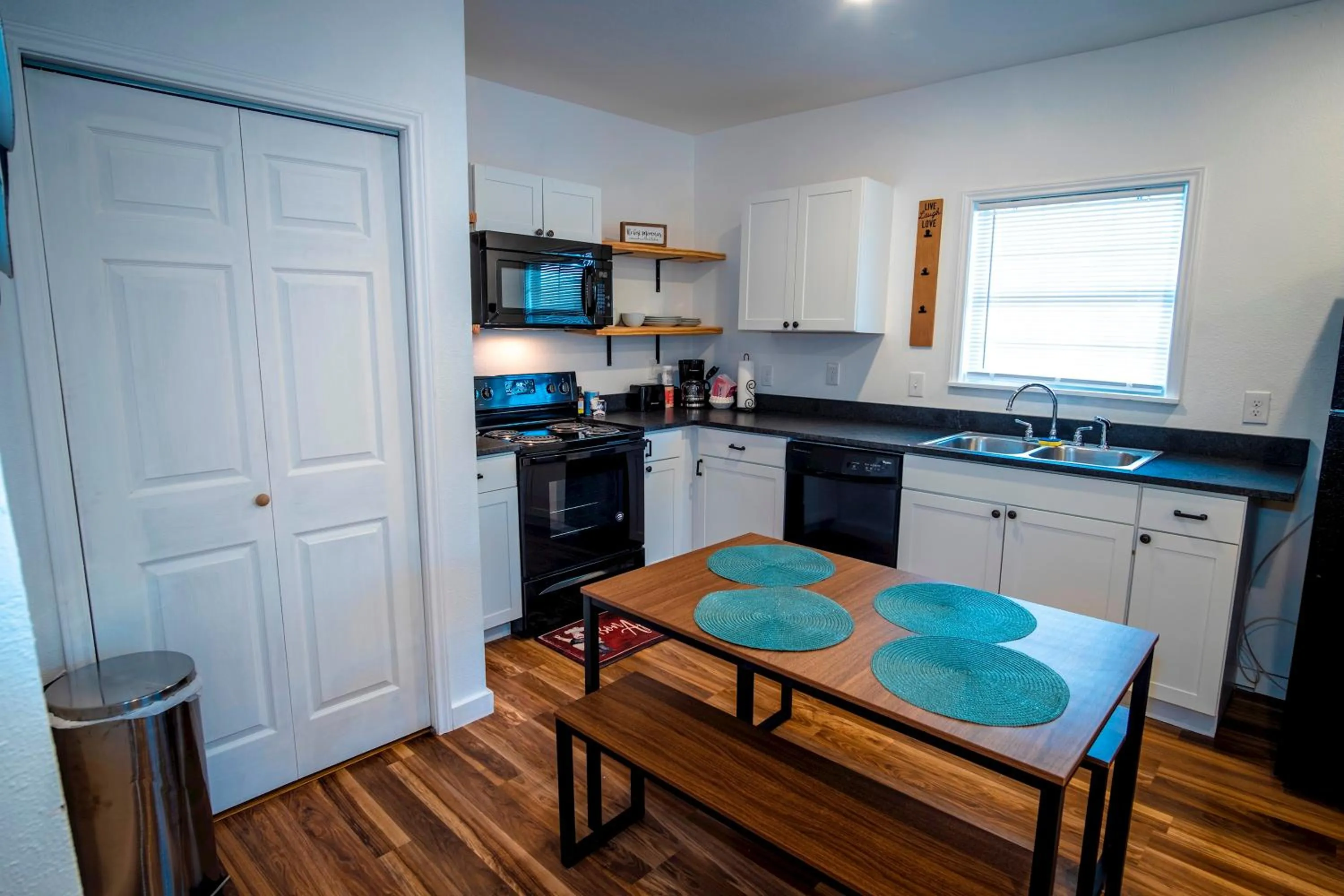 Kitchen or kitchenette in Downtown View Cozy 2BR1BA Home Sleeps 8