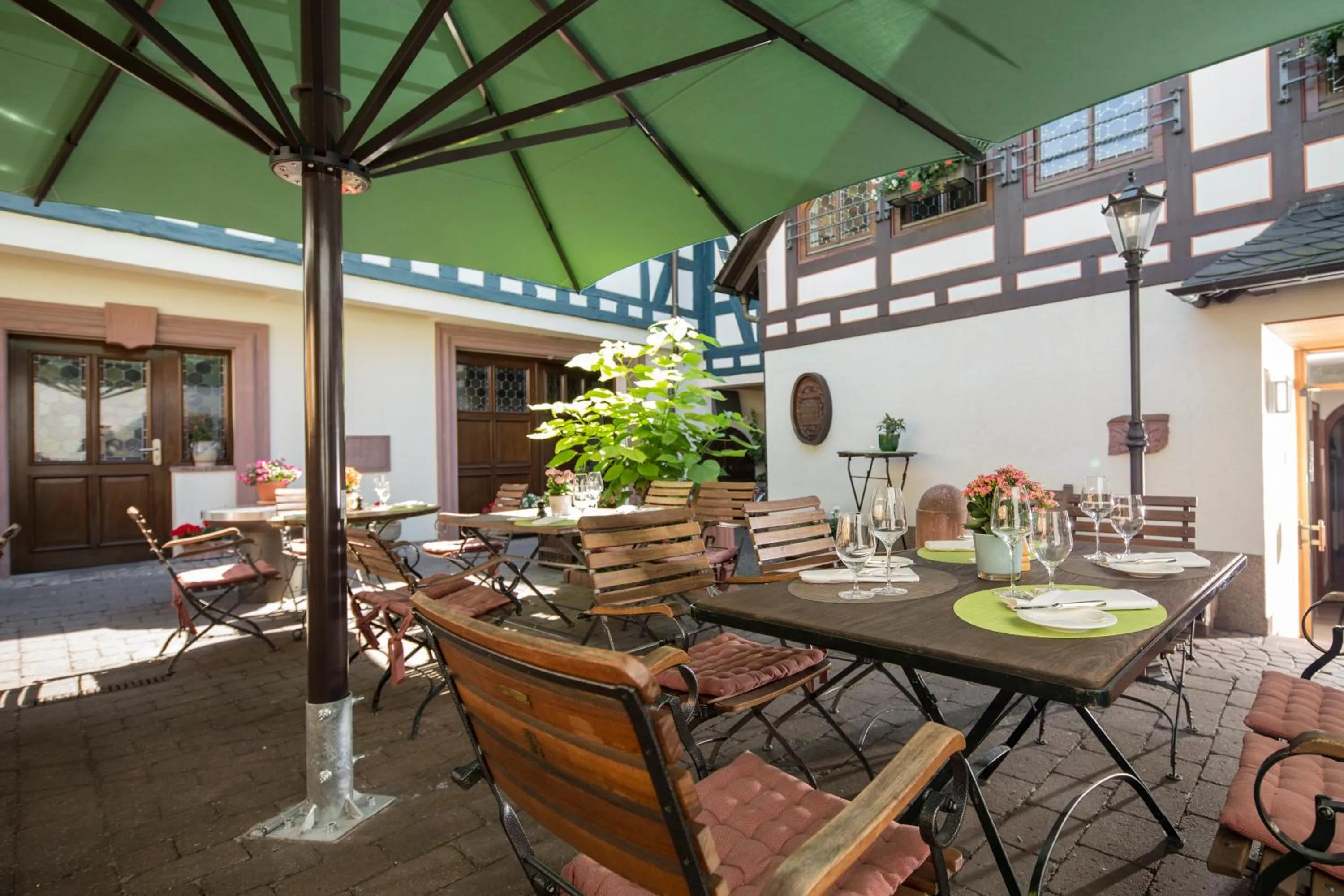 Restaurant/places to eat in Hotel und Weinhaus Zum Krug