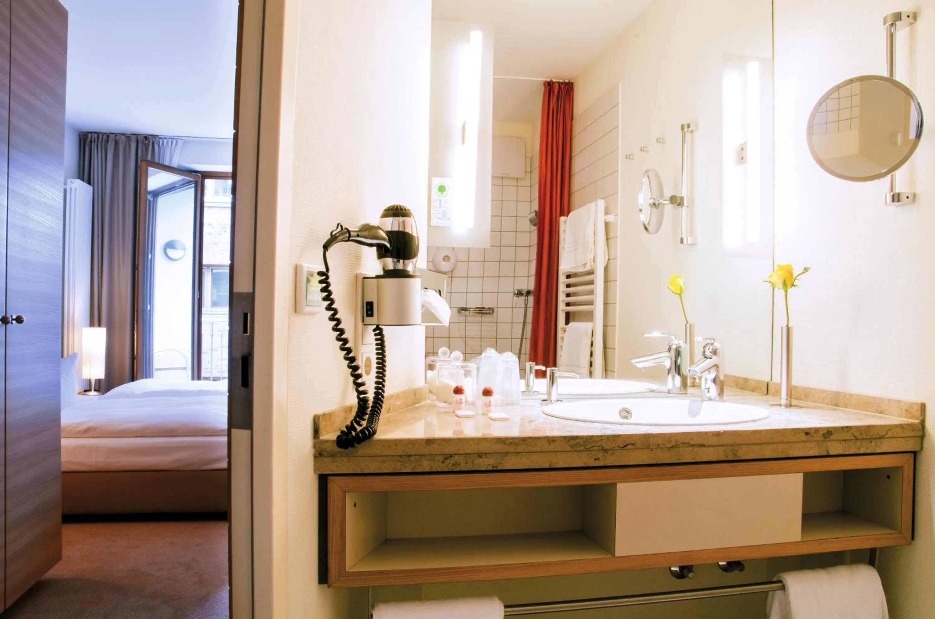 Shower, Bed in Hotel Begardenhof