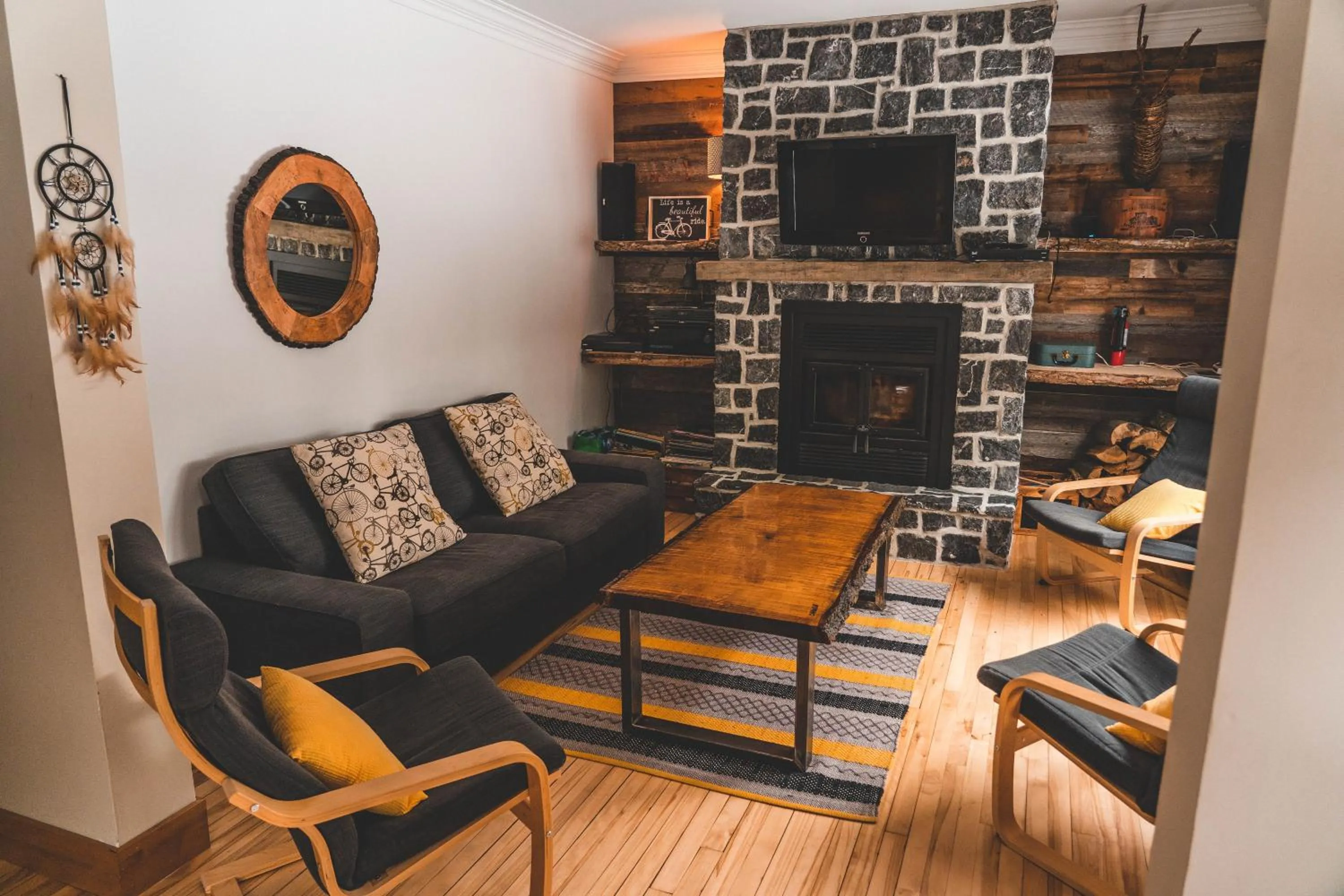 Communal lounge/ TV room in Le 2800 du Parc