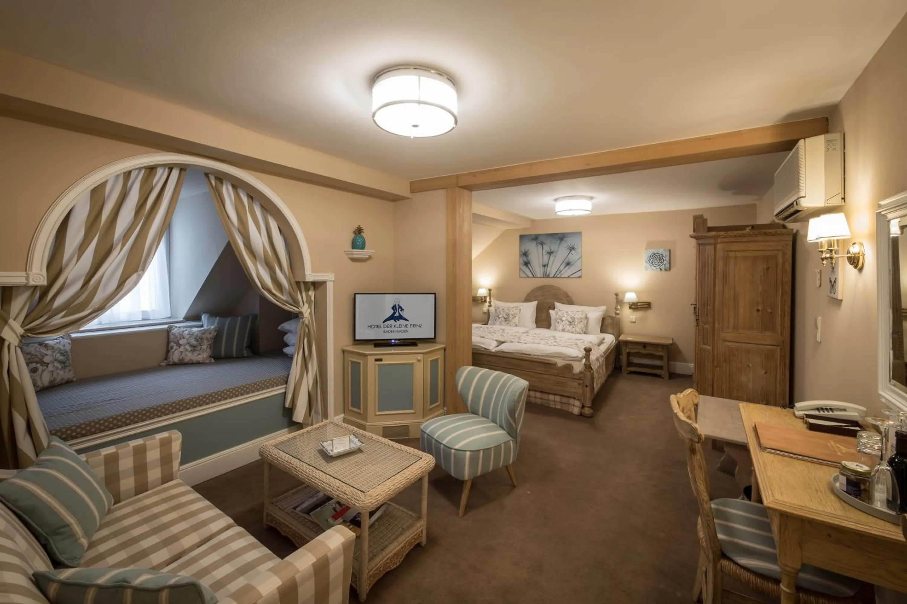 Living room, Bed in Hotel Der Kleine Prinz