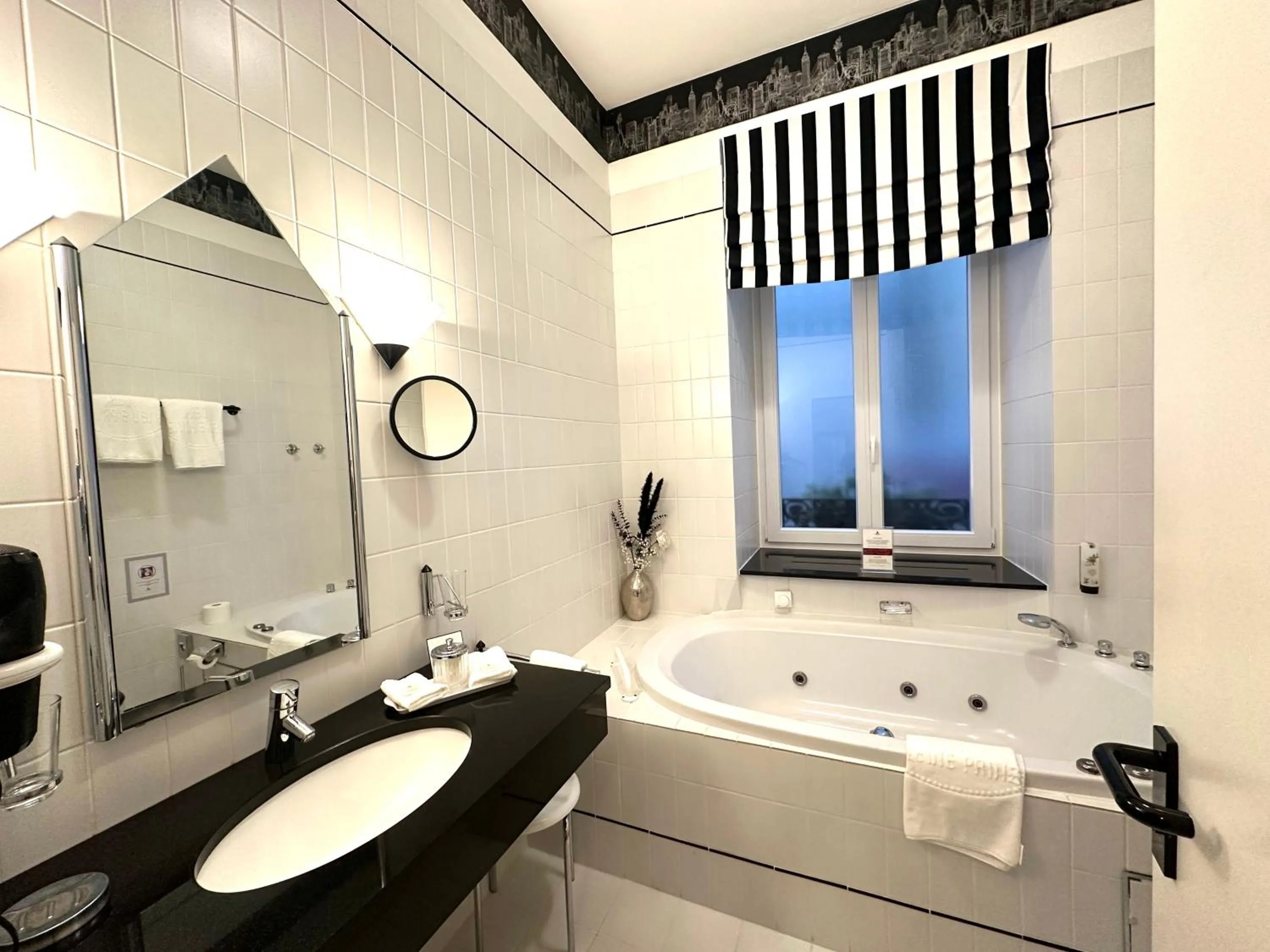 Hot Tub in Hotel Der Kleine Prinz